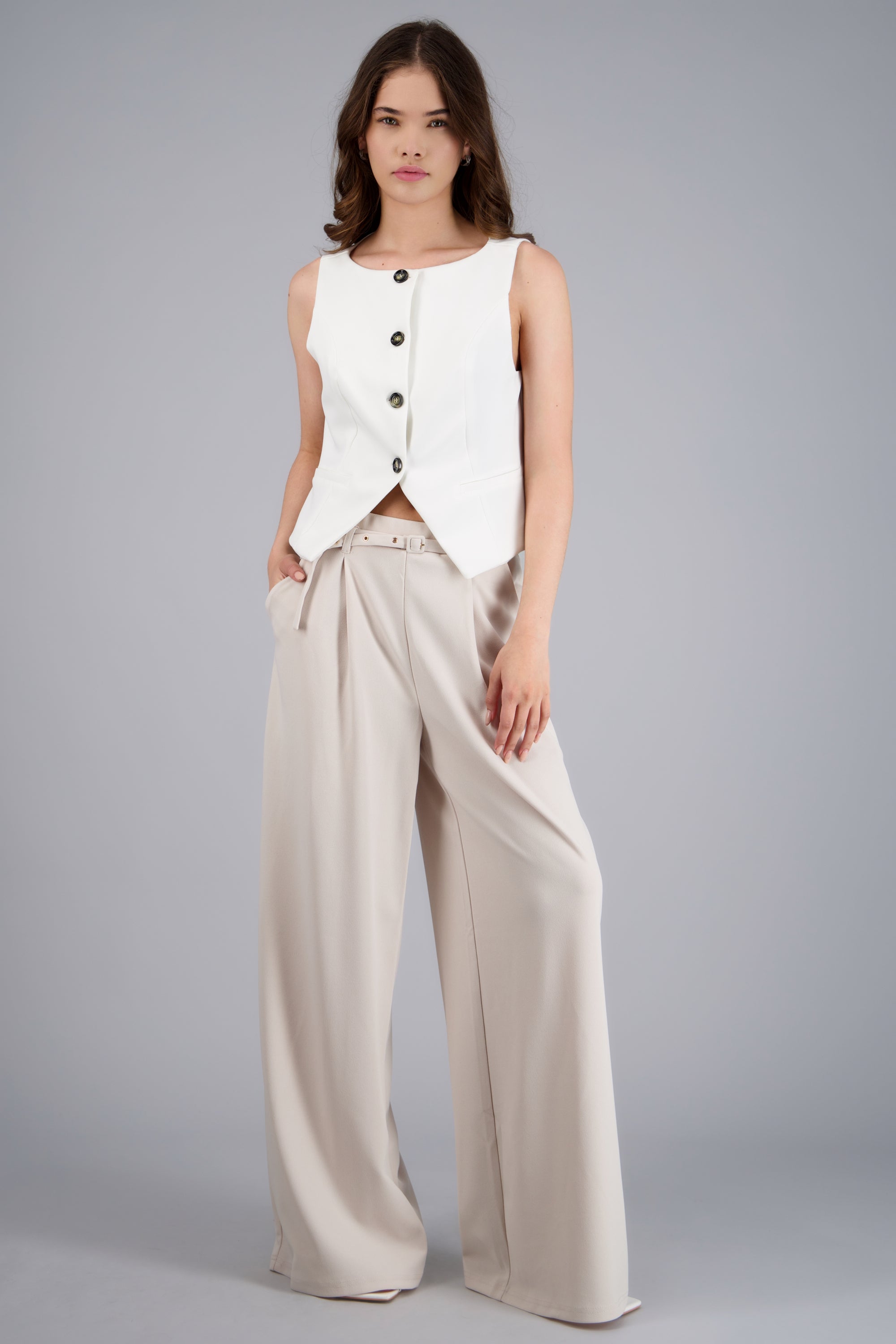 Pantalon pinzas con cinturón a tono ARENA