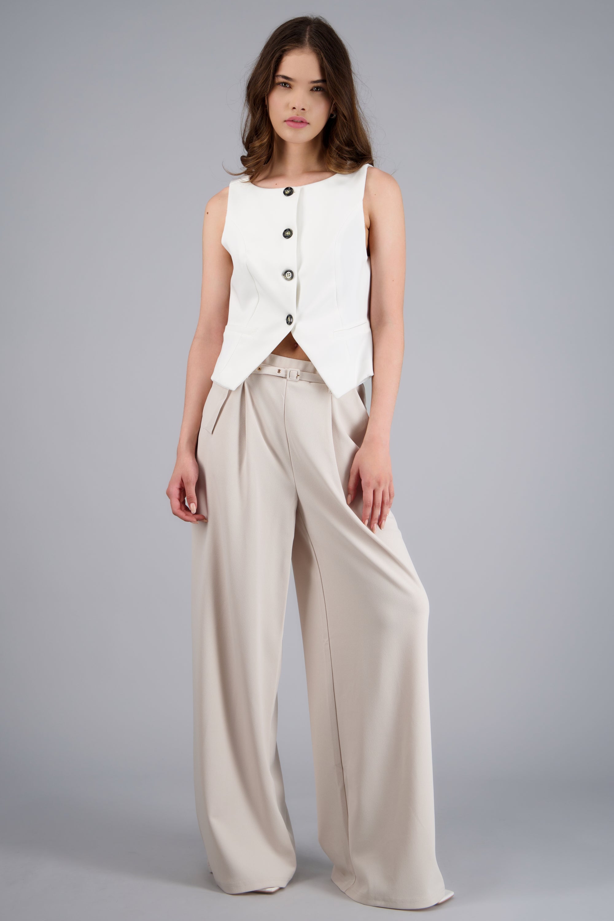 Pantalon pinzas con cinturón a tono ARENA