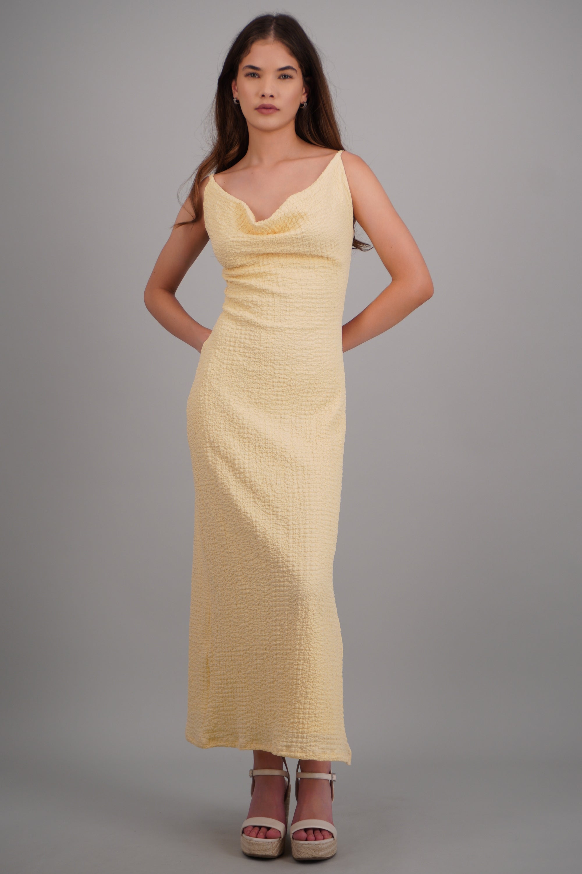 Vestido midi textura detalle espalda tirantes AMARILLO PASTEL