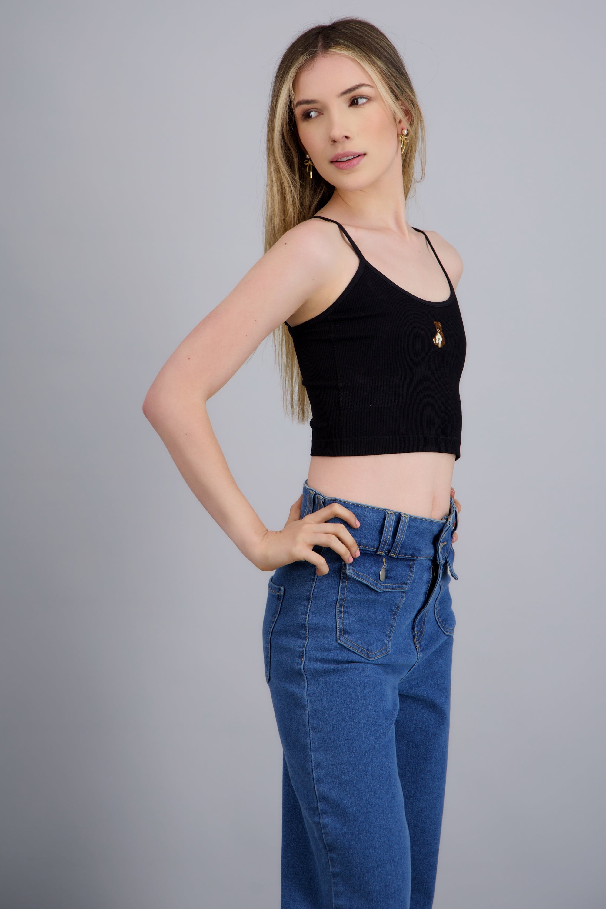 Tank top crop con detalle de oso NEGRO