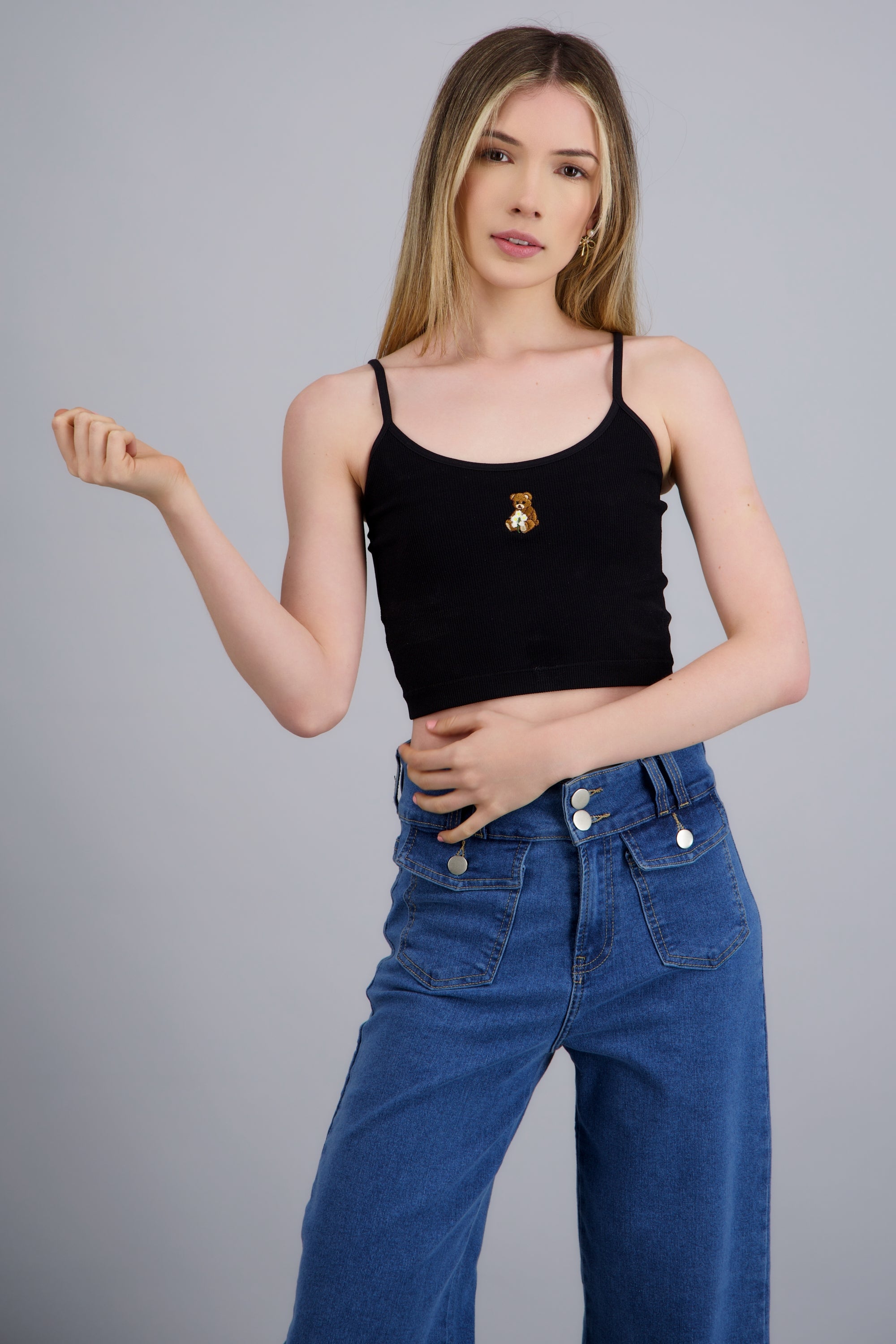 Tank top crop con detalle de oso NEGRO