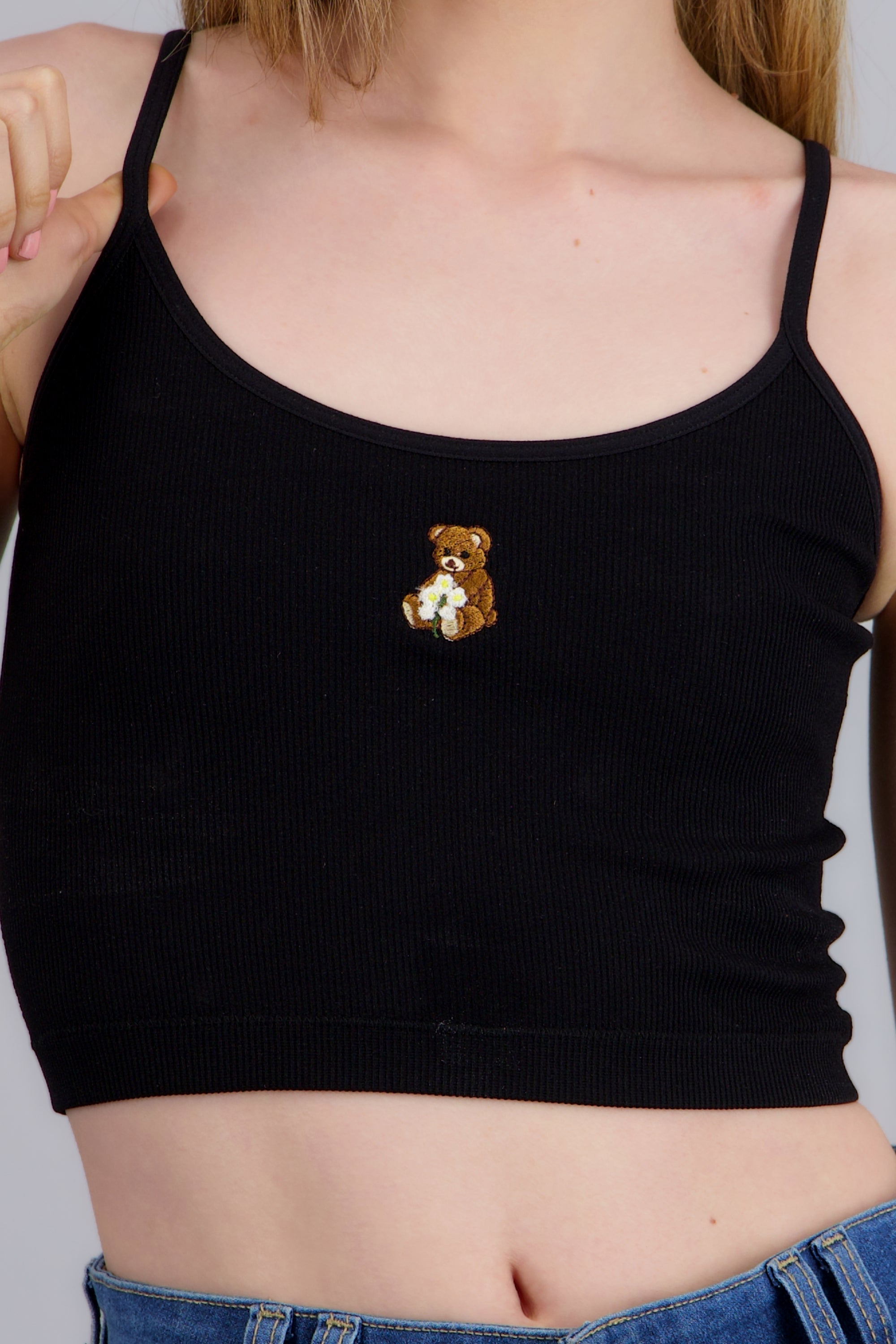 Tank top crop con detalle de oso NEGRO