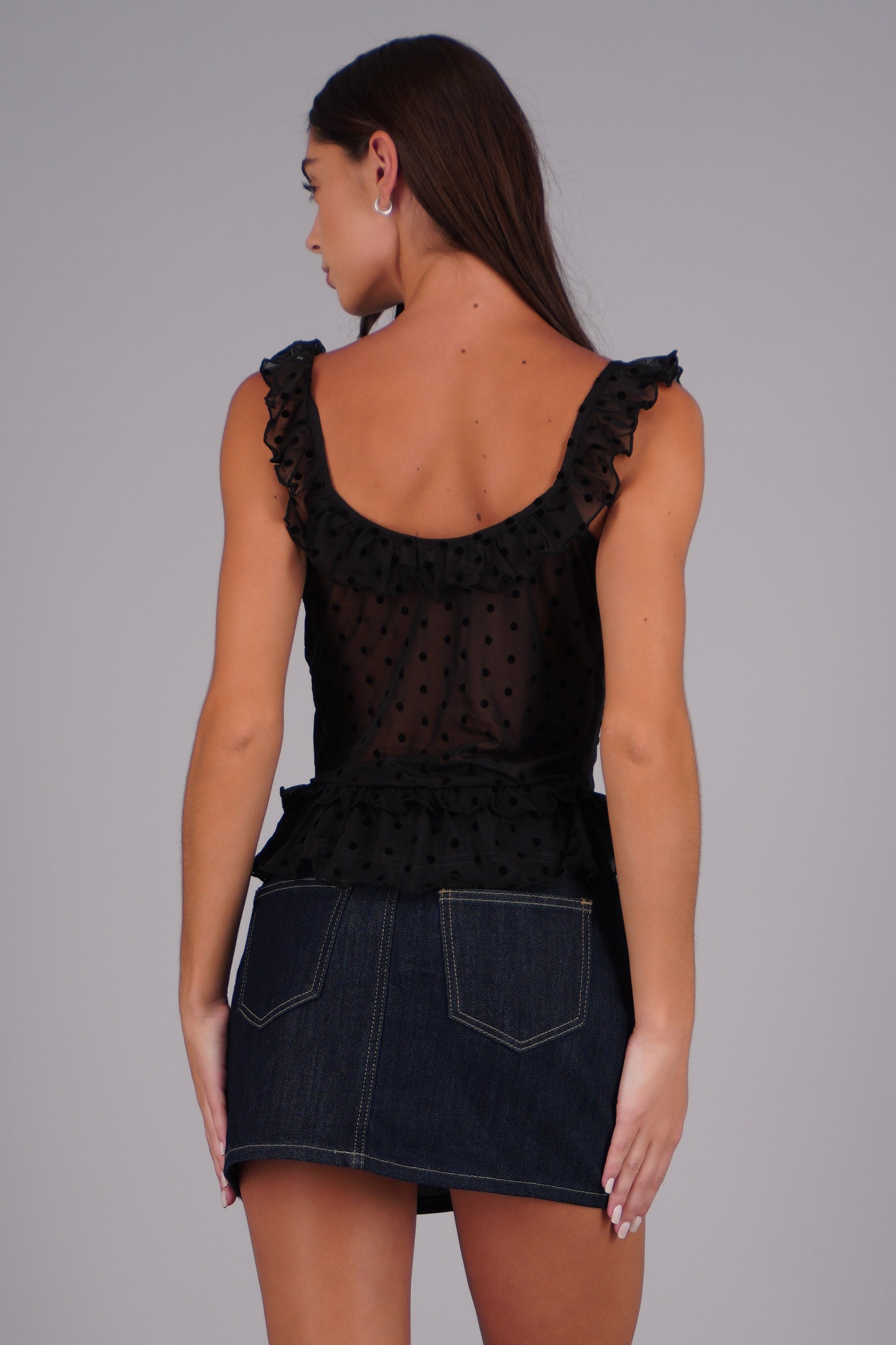 Top de mesh con mini olanes polka dots NEGRO