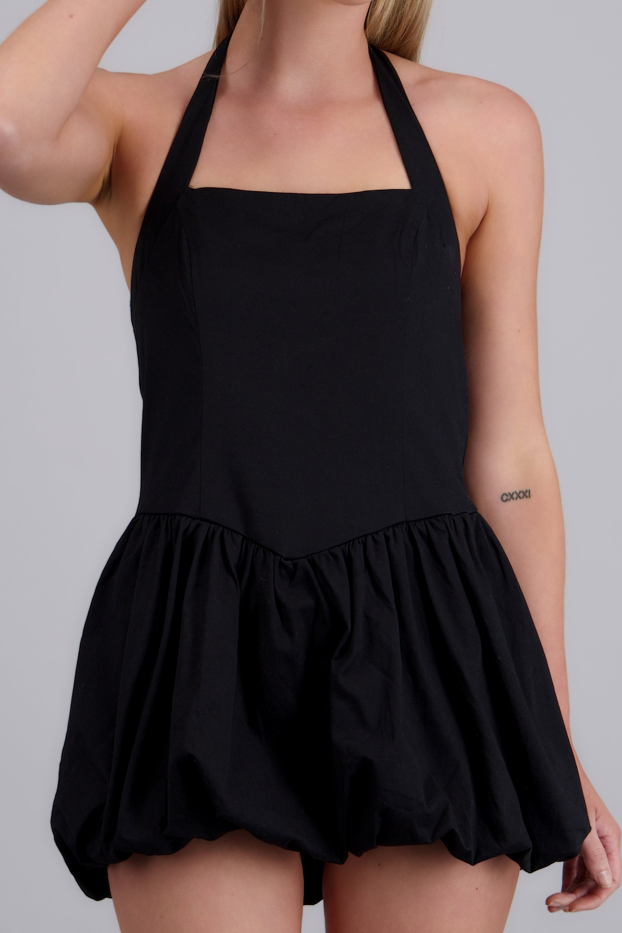 Vestido escote halter falda buble NEGRO