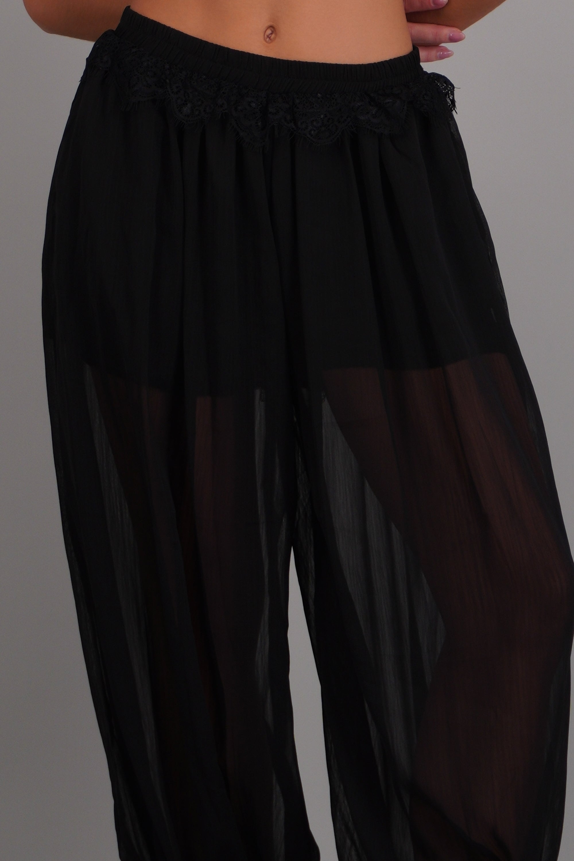 Pantalon liso con encaje acabado balloon NEGRO