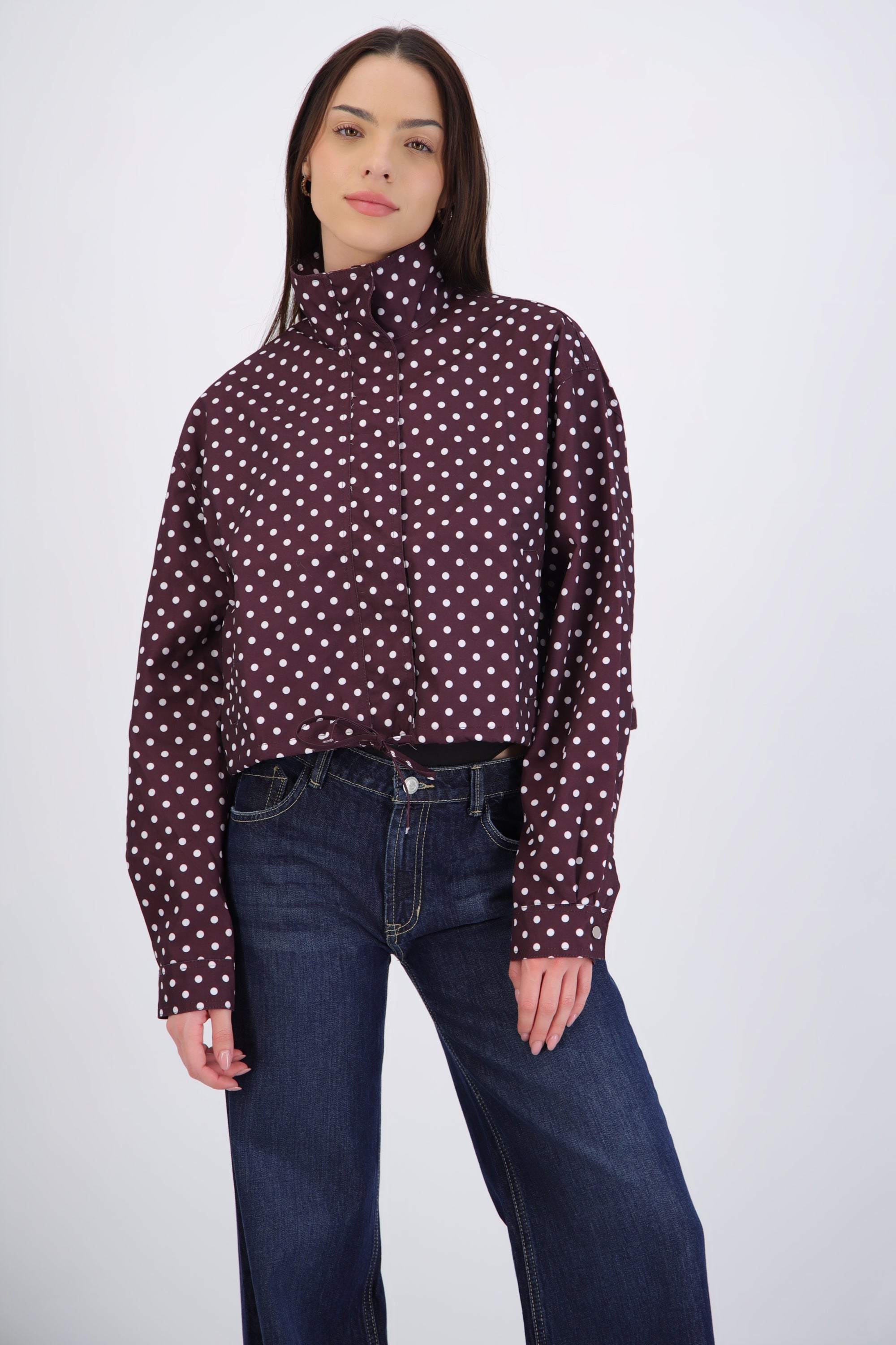 Chamarra ligera polkadots con cuello alto