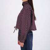 Chamarra ligera polkadots con cuello alto