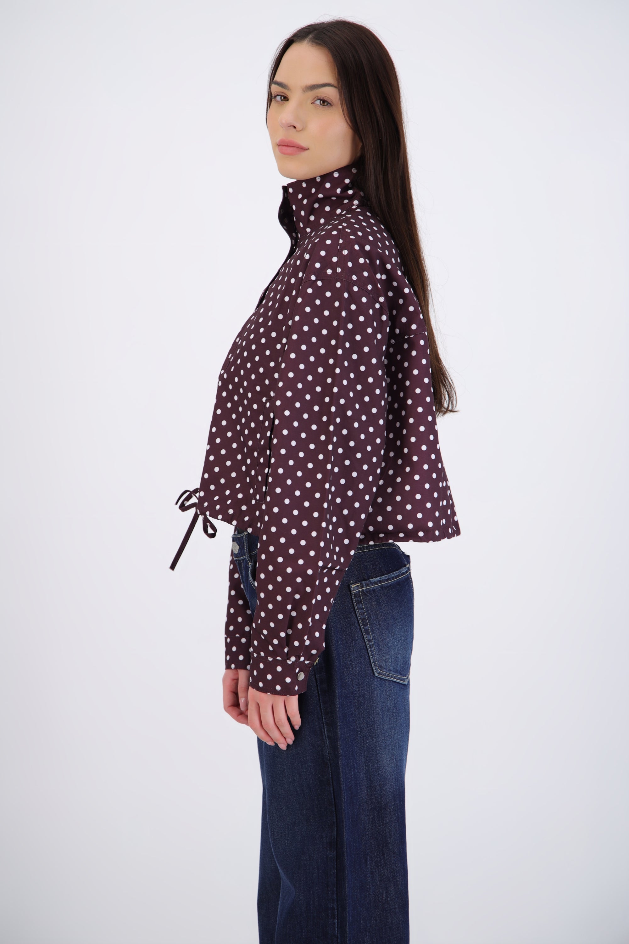 Chamarra ligera polkadots con cuello alto