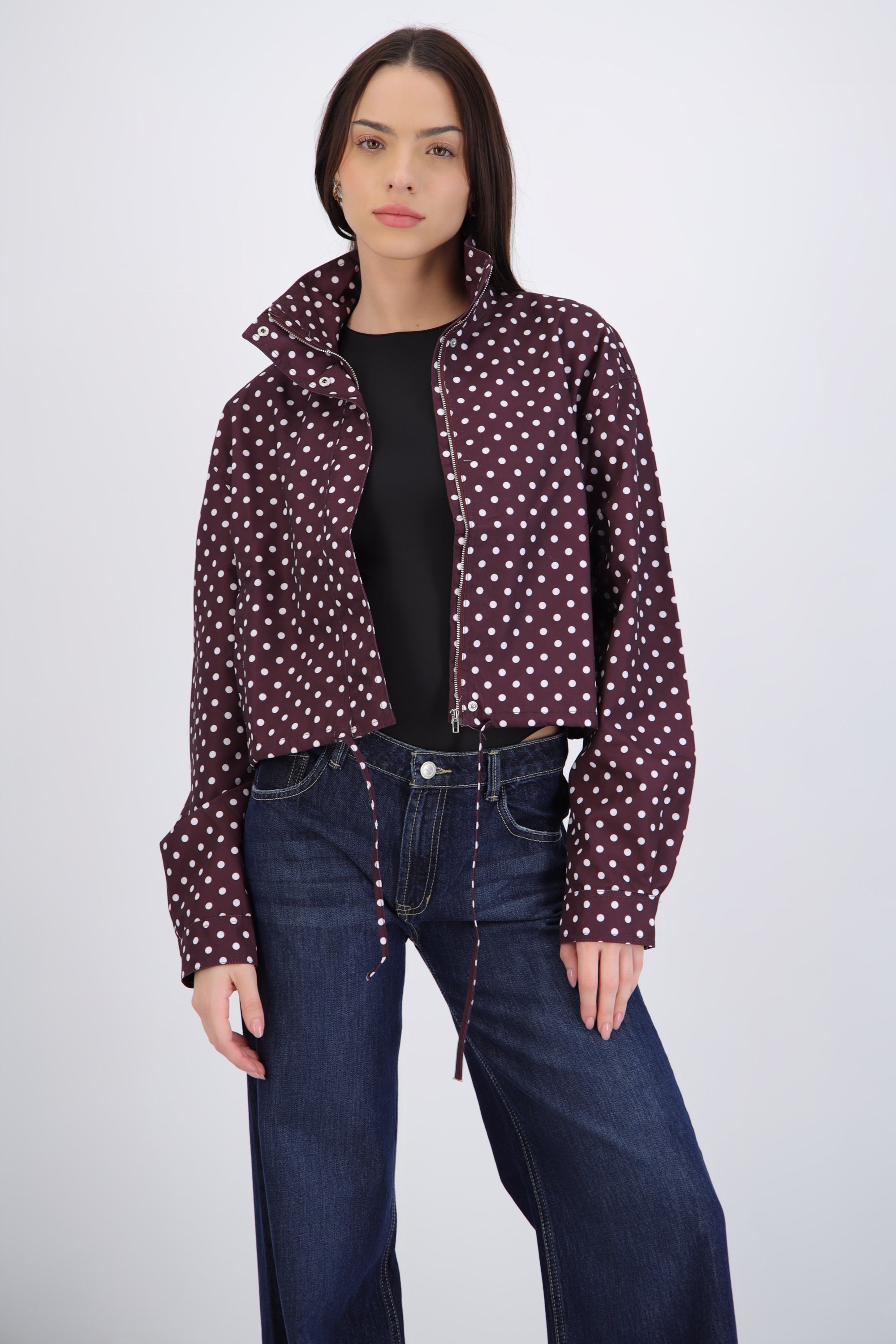 Chamarra ligera polkadots con cuello alto