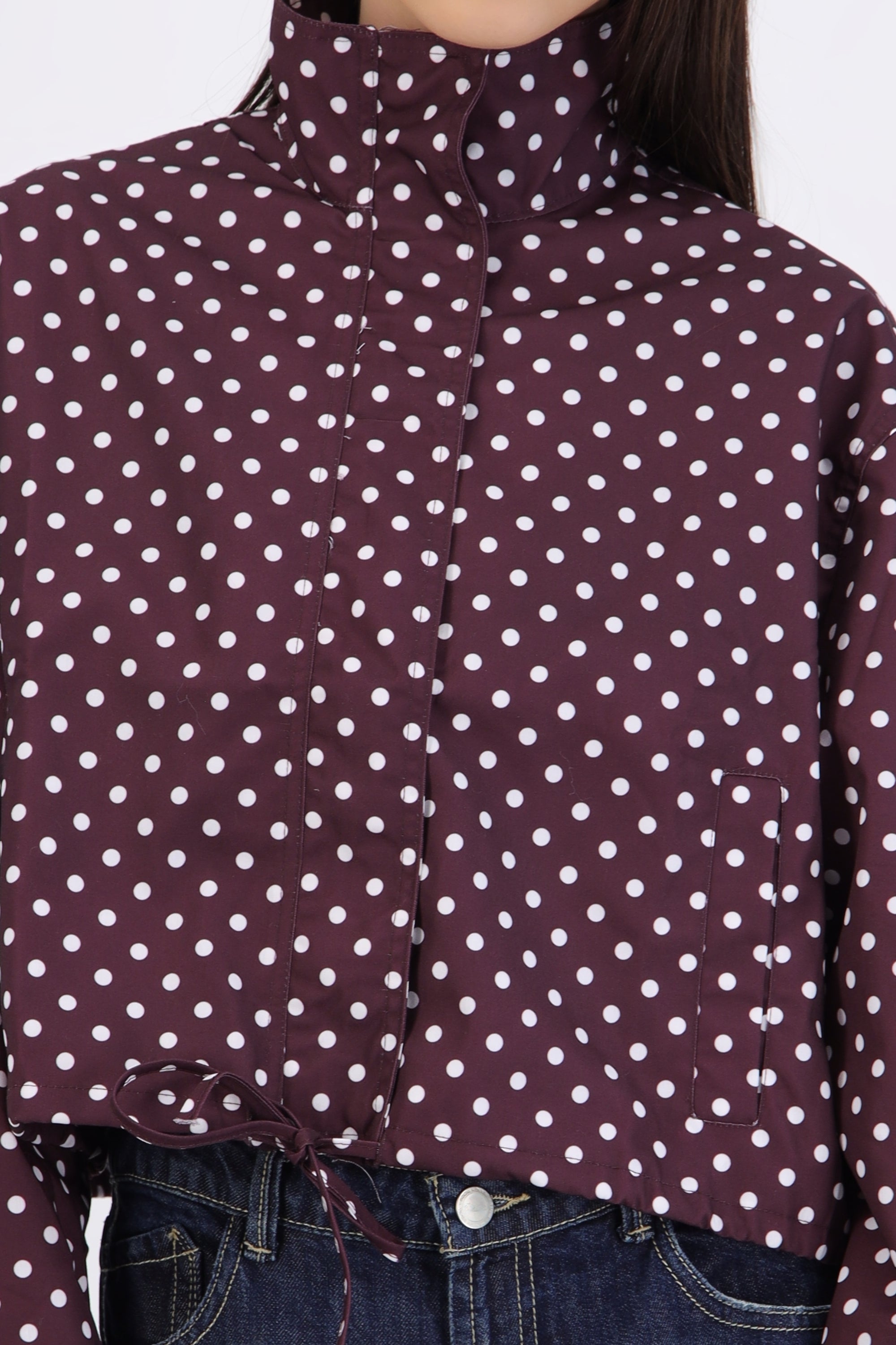Chamarra ligera polkadots con cuello alto