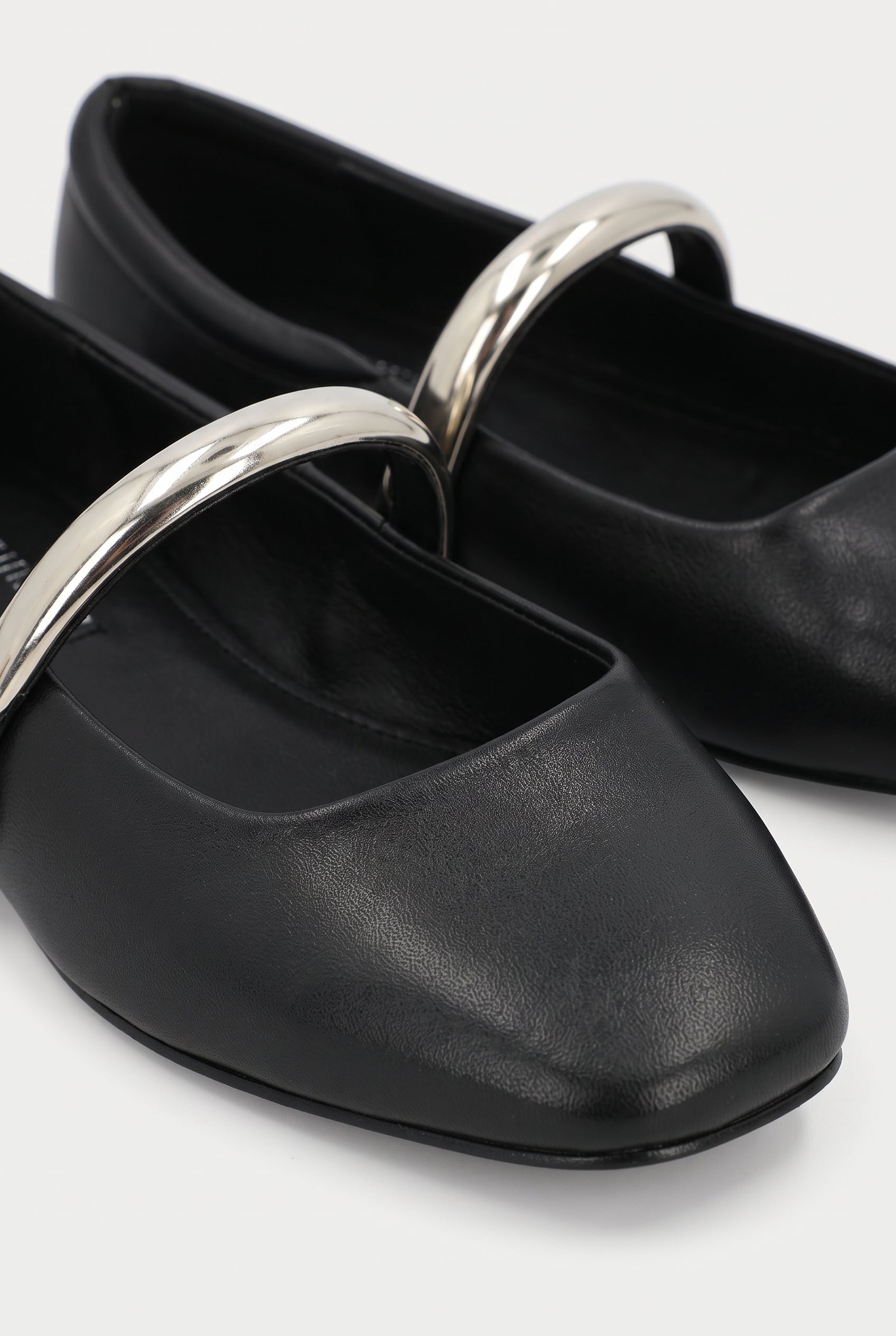 Flat mary jane detalle metal NEGRO