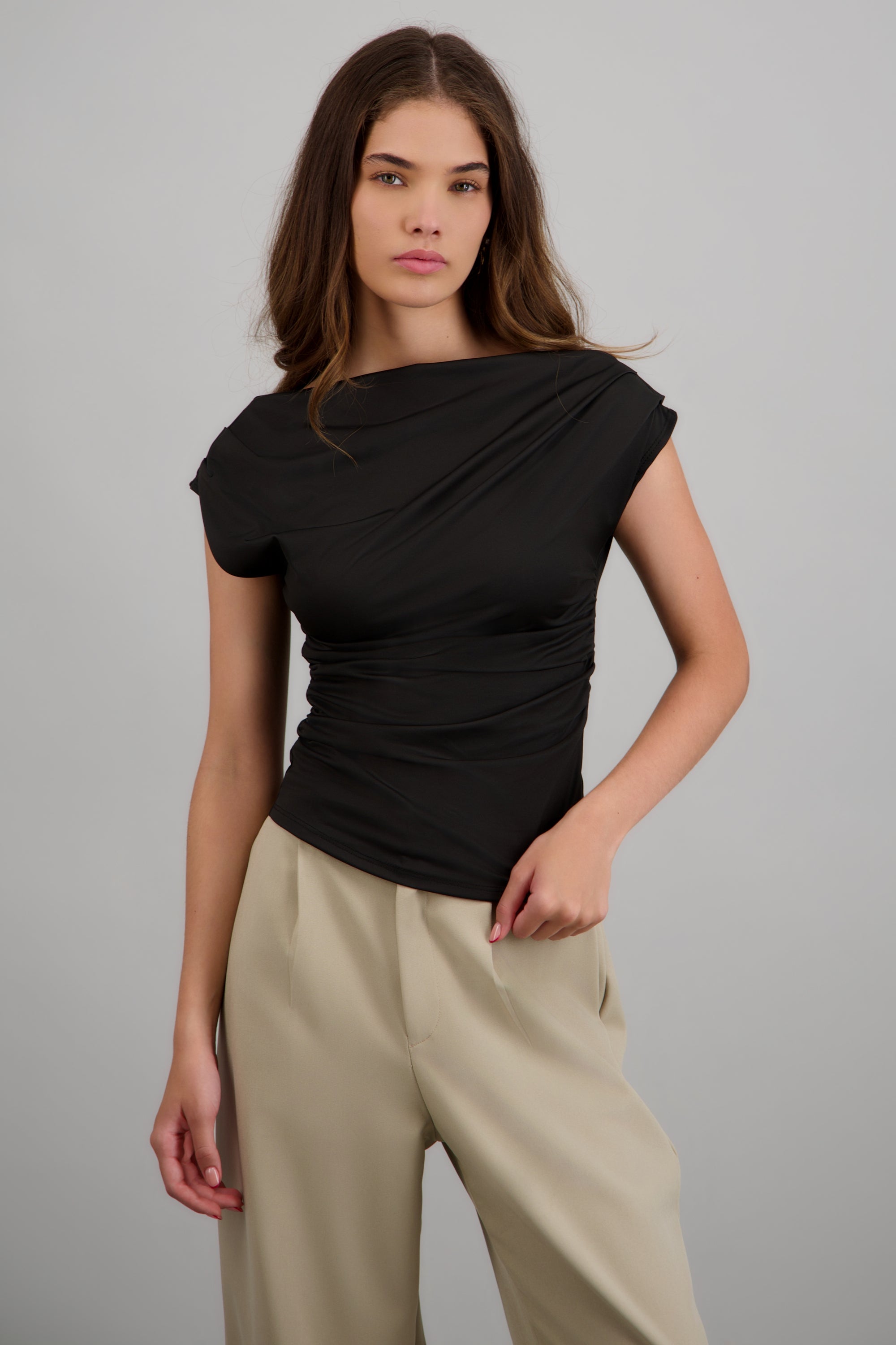 Top detalle frunce con manga corta drapeado NEGRO