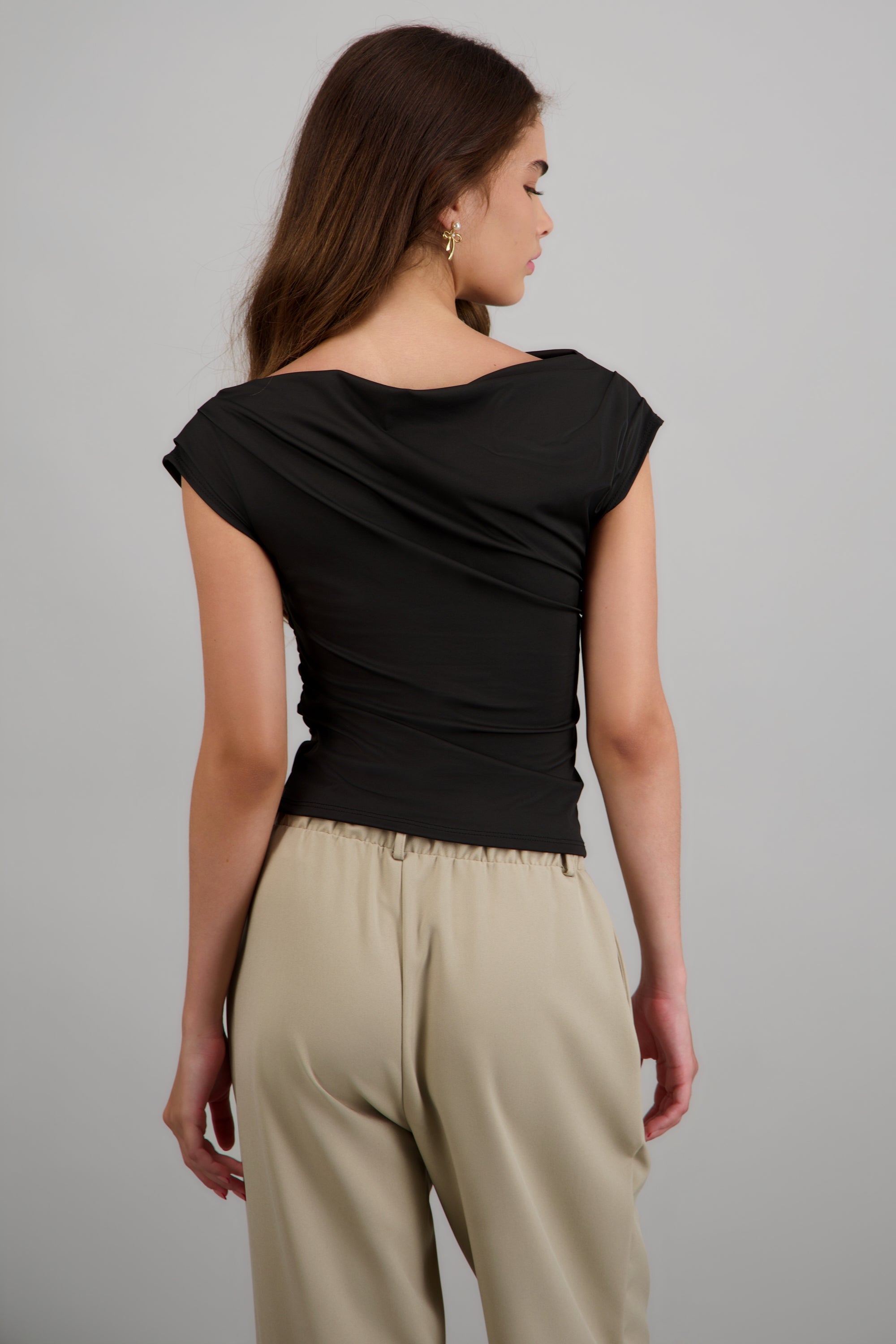 Top detalle frunce con manga corta drapeado NEGRO