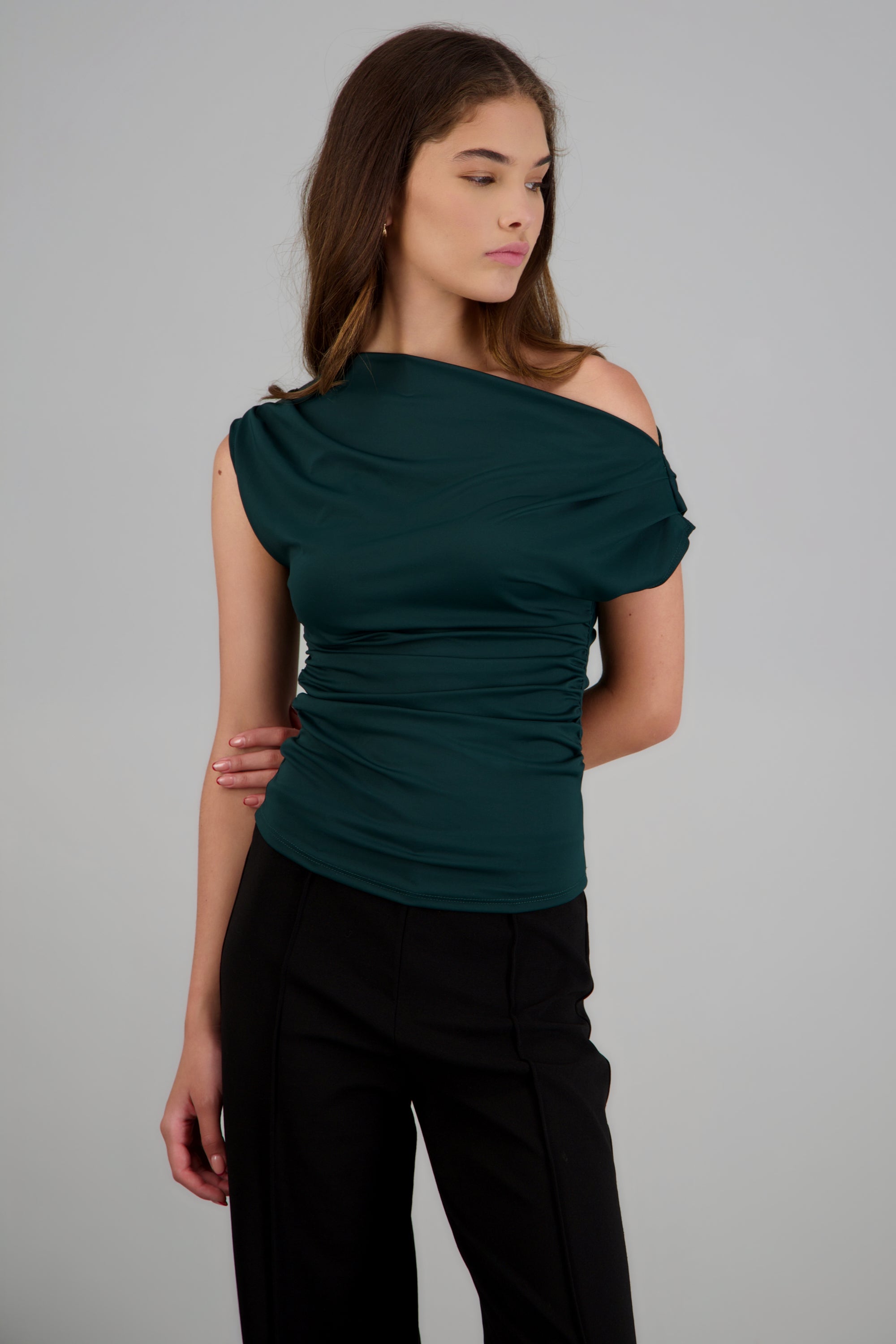 Top detalle frunce con manga corta drapeado VERDE CAZADOR