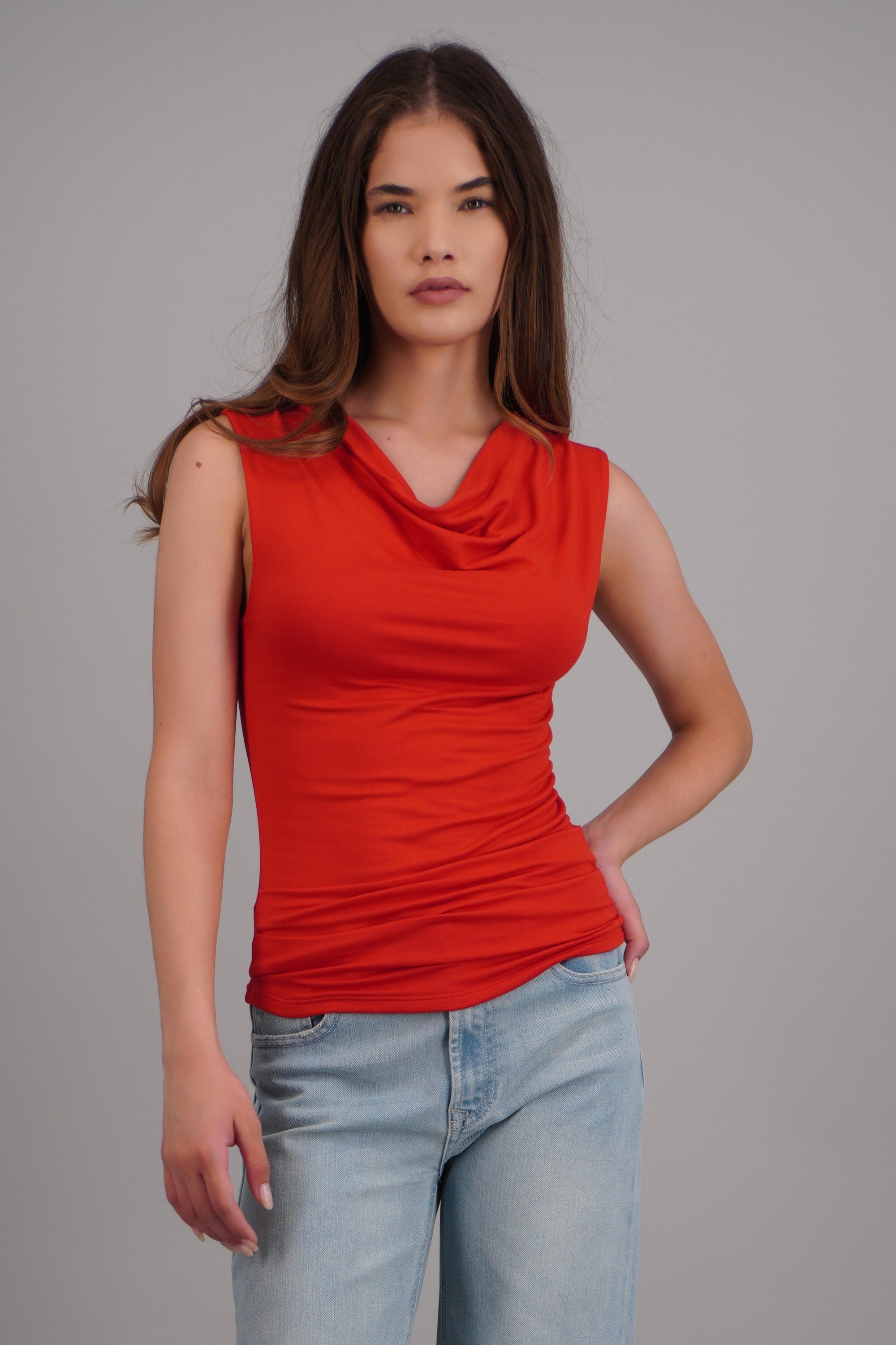 Top sin manga cuello cascada ROJO