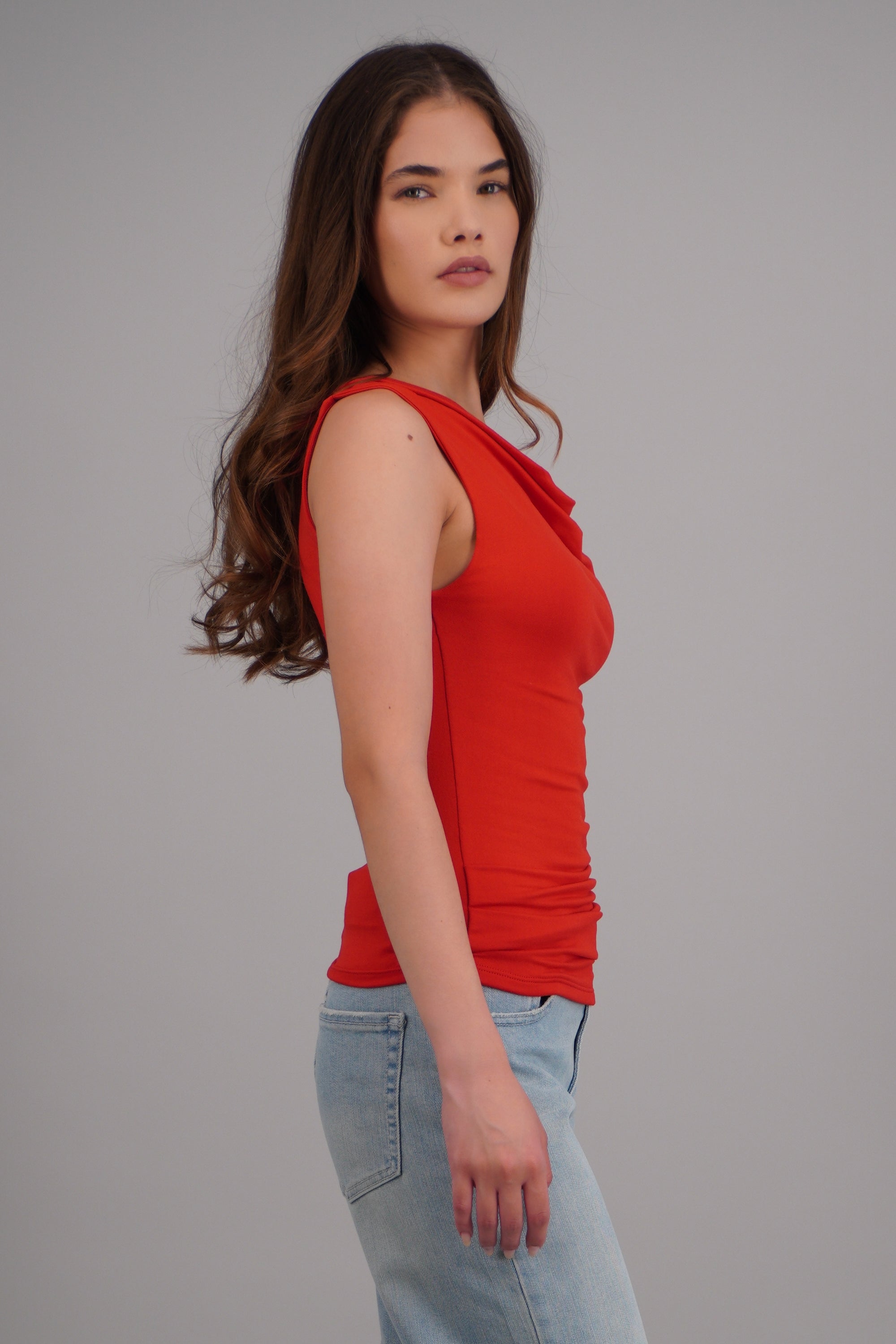 Top sin manga cuello cascada ROJO