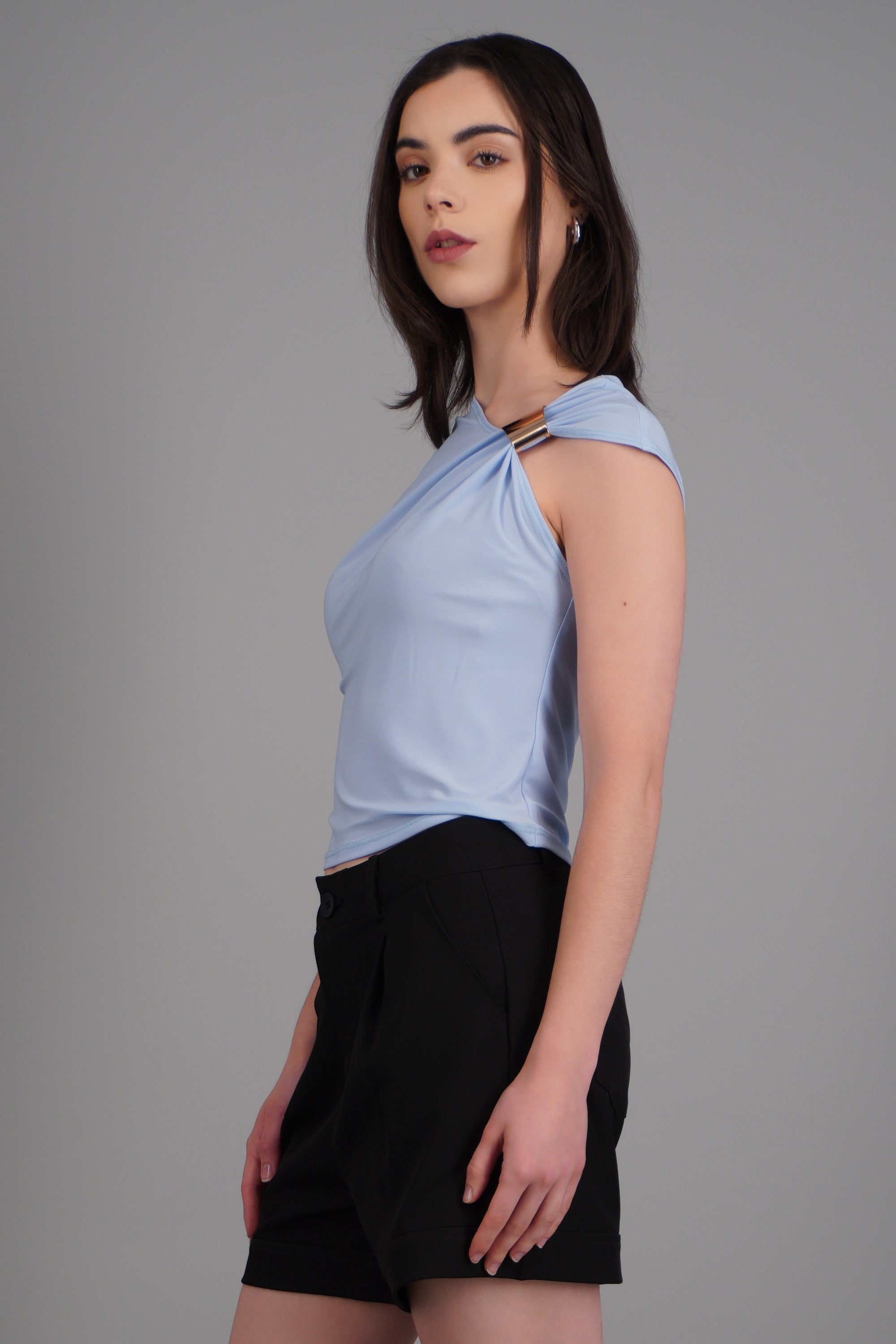 Top escote asimetrico detalle manga AZUL CIELO