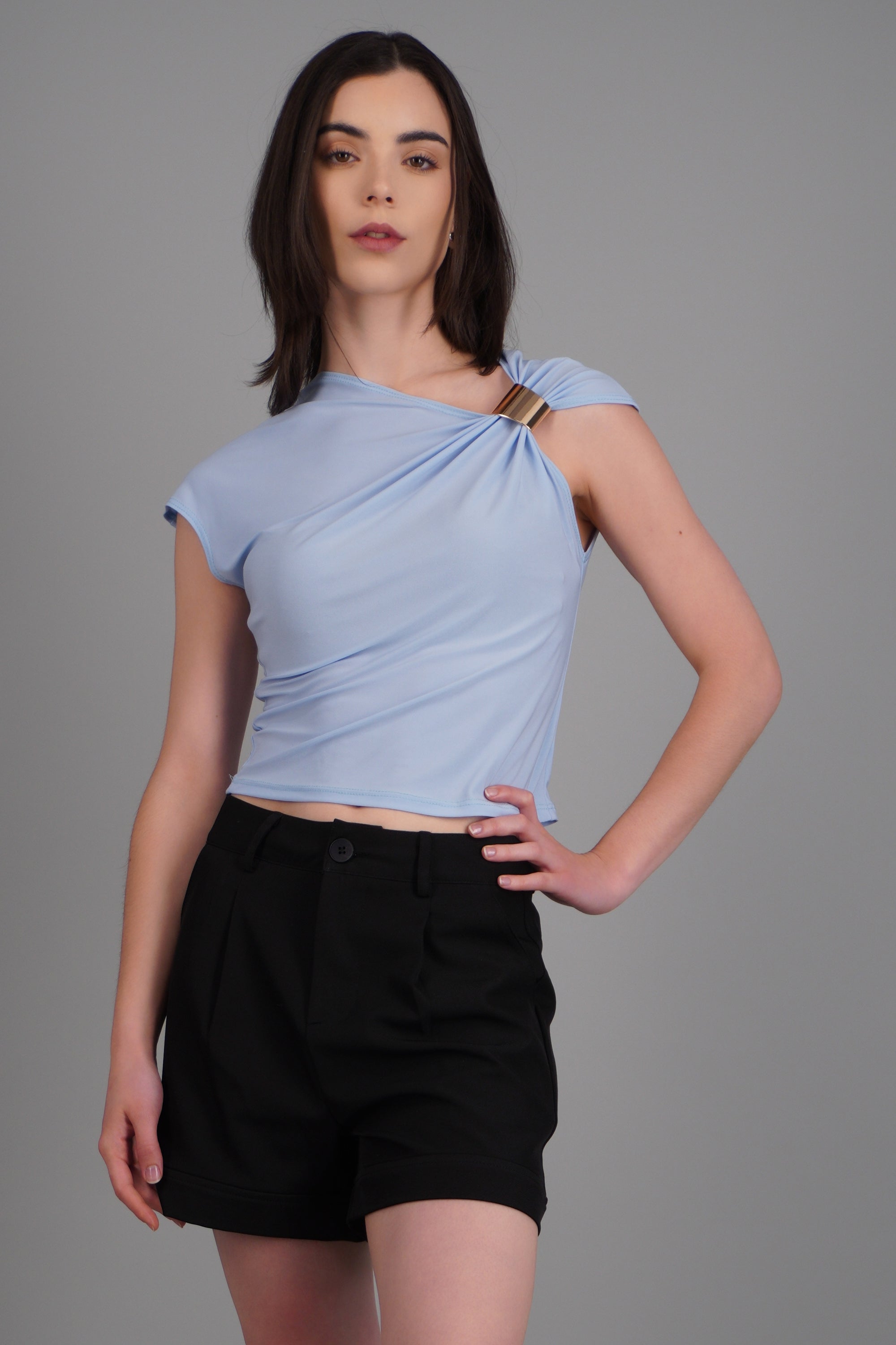 Top escote asimetrico detalle manga AZUL CIELO
