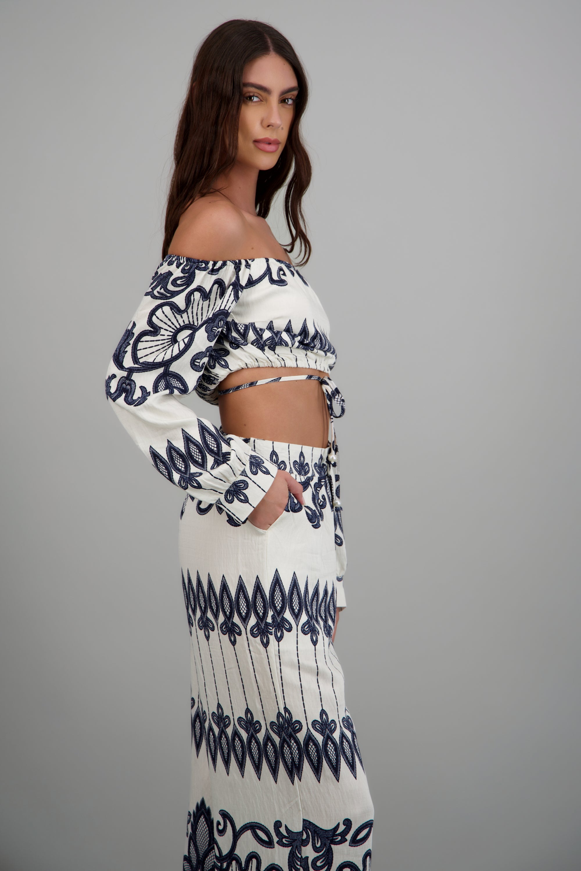 Top off shoulder manga larga estampado BLANCO COMBO