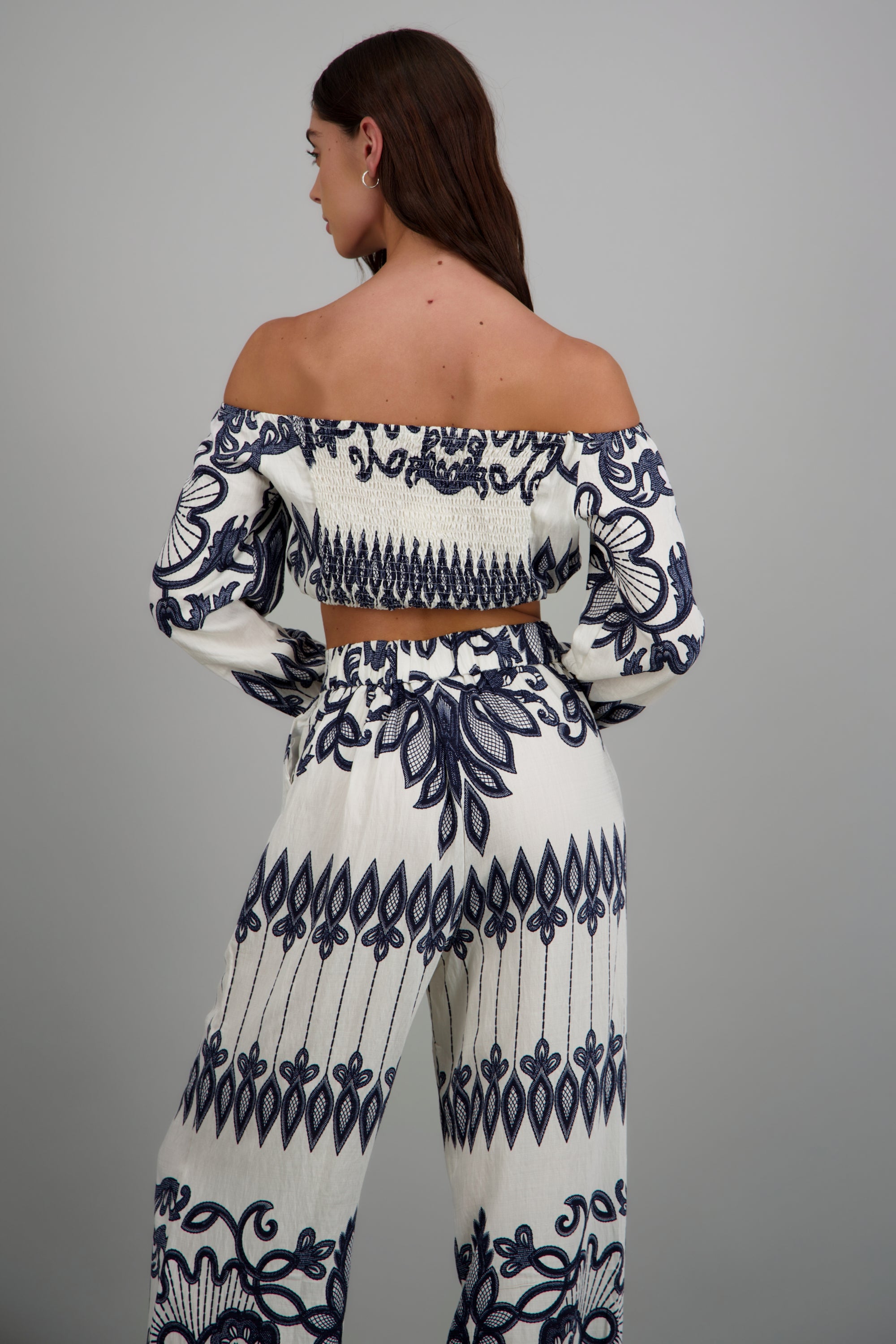 Top off shoulder manga larga estampado BLANCO COMBO