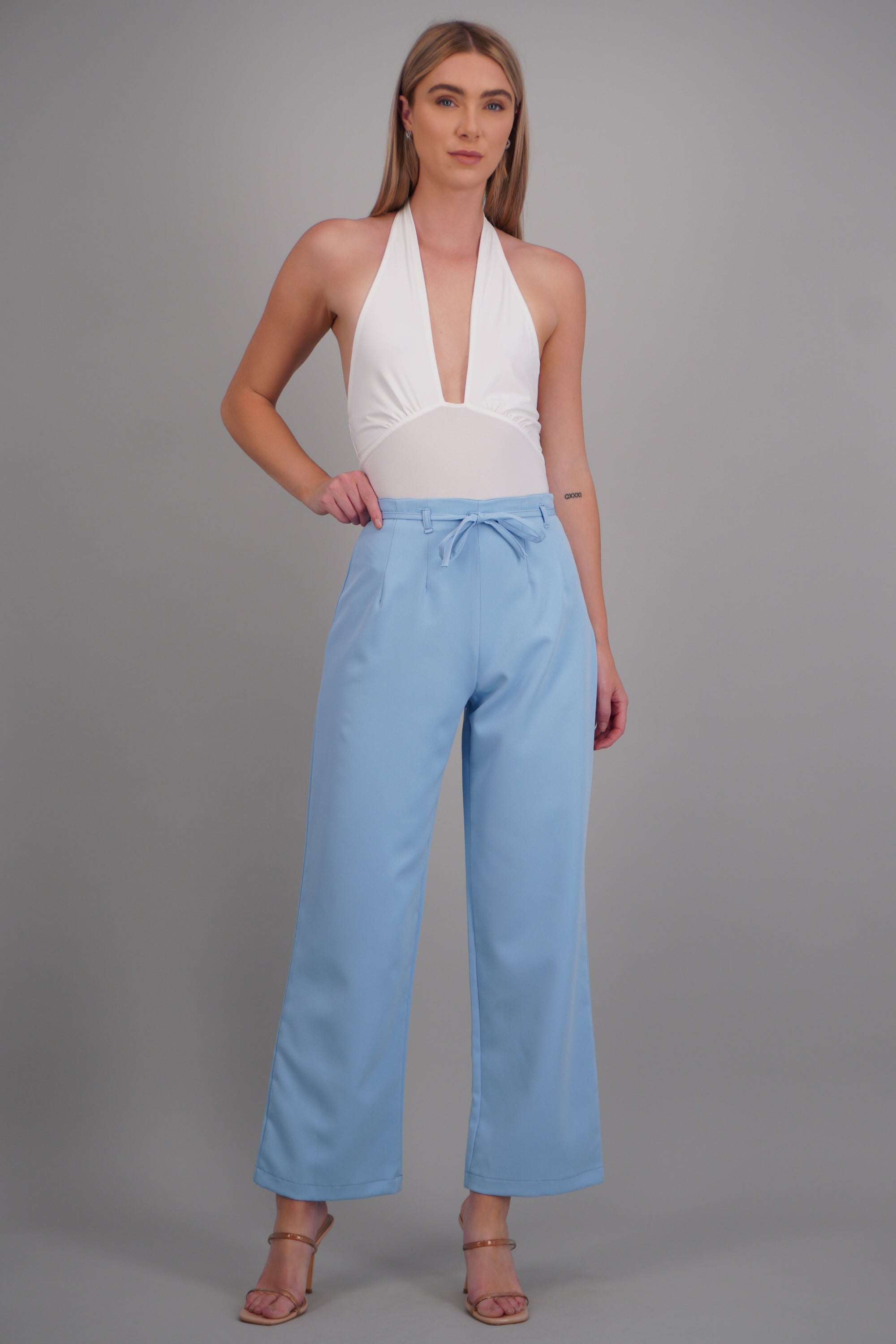 Pantalon recto detalle cinturon AZUL CIELO