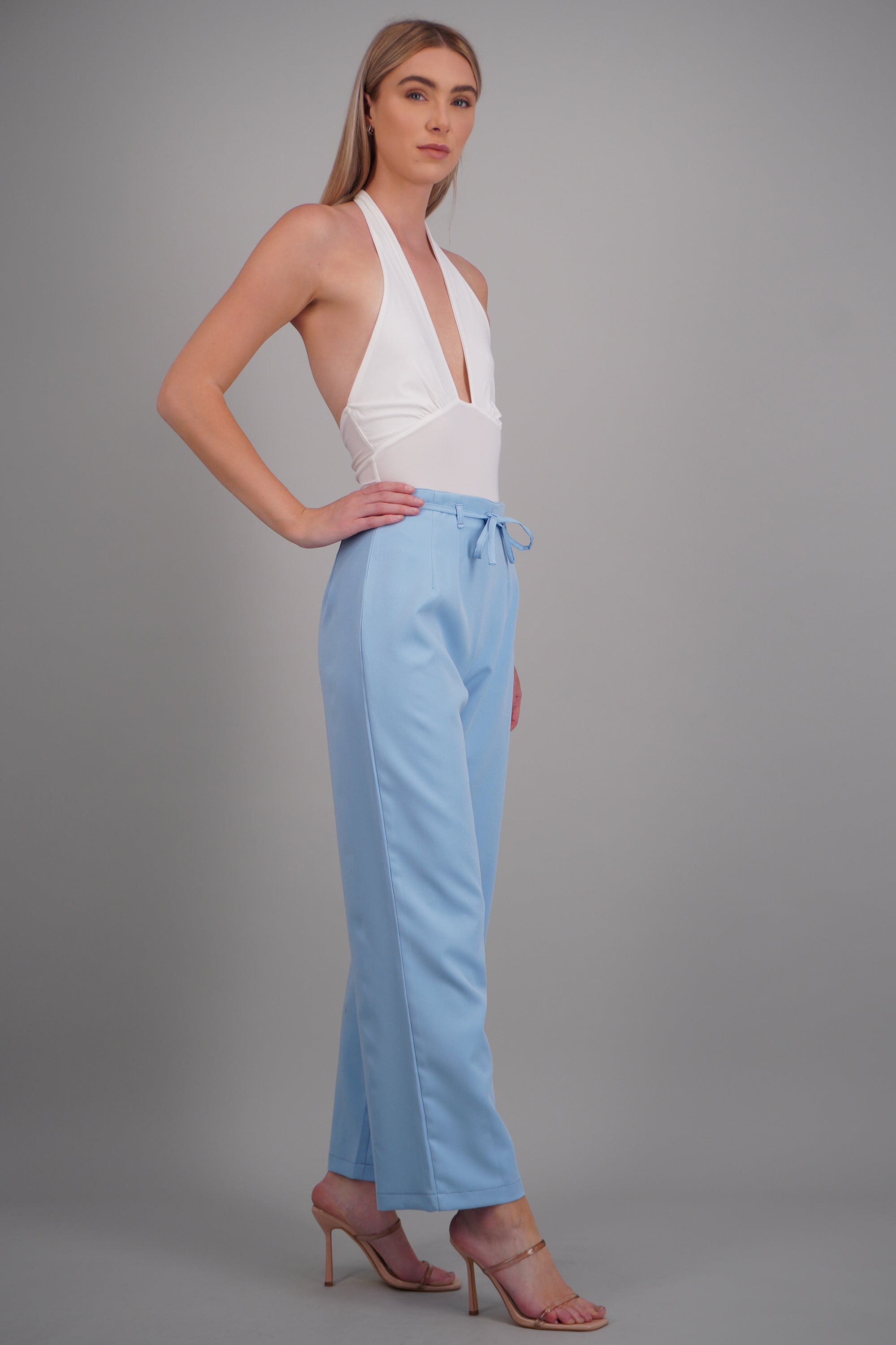 Pantalon recto detalle cinturon AZUL CIELO