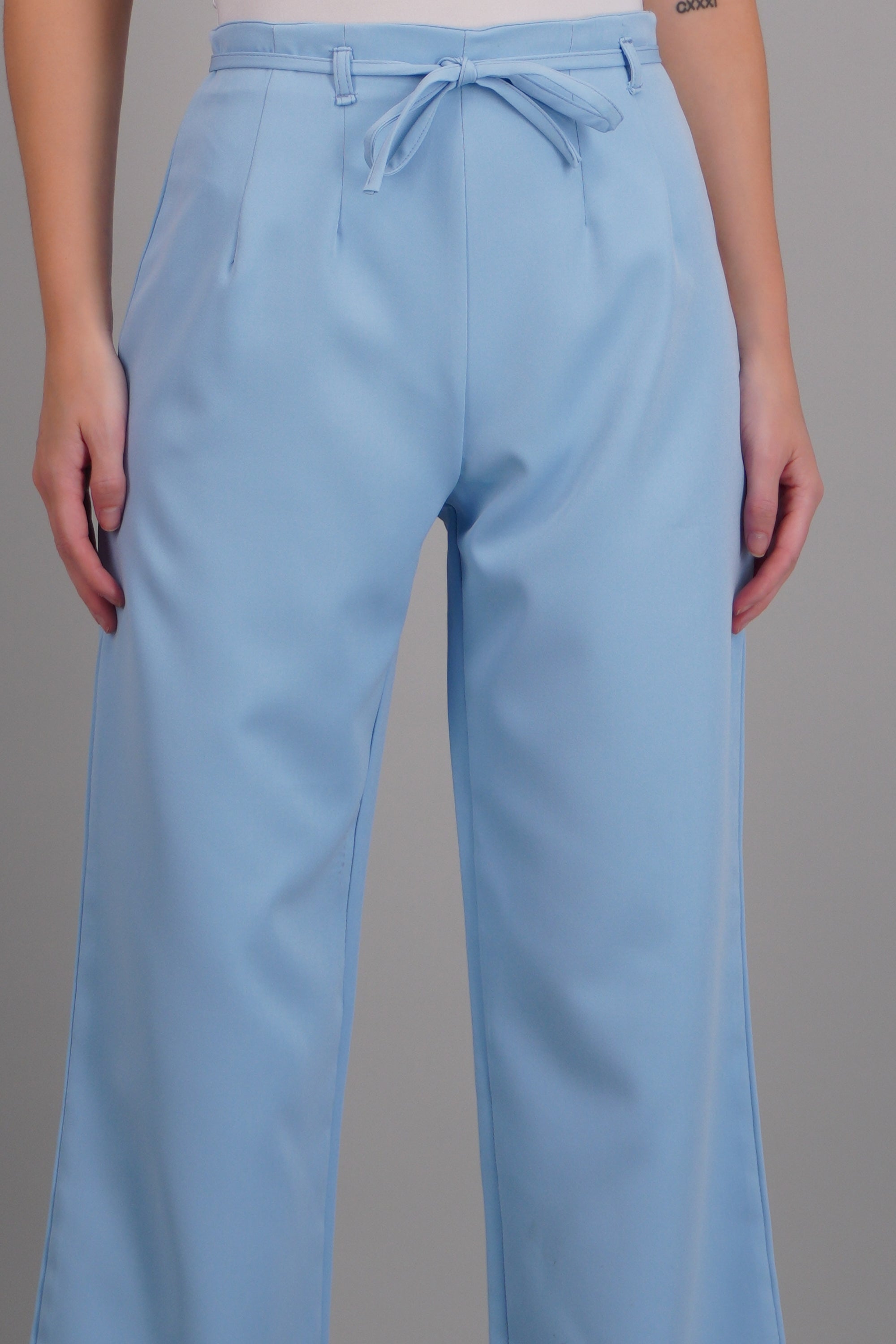 Pantalon recto detalle cinturon AZUL CIELO