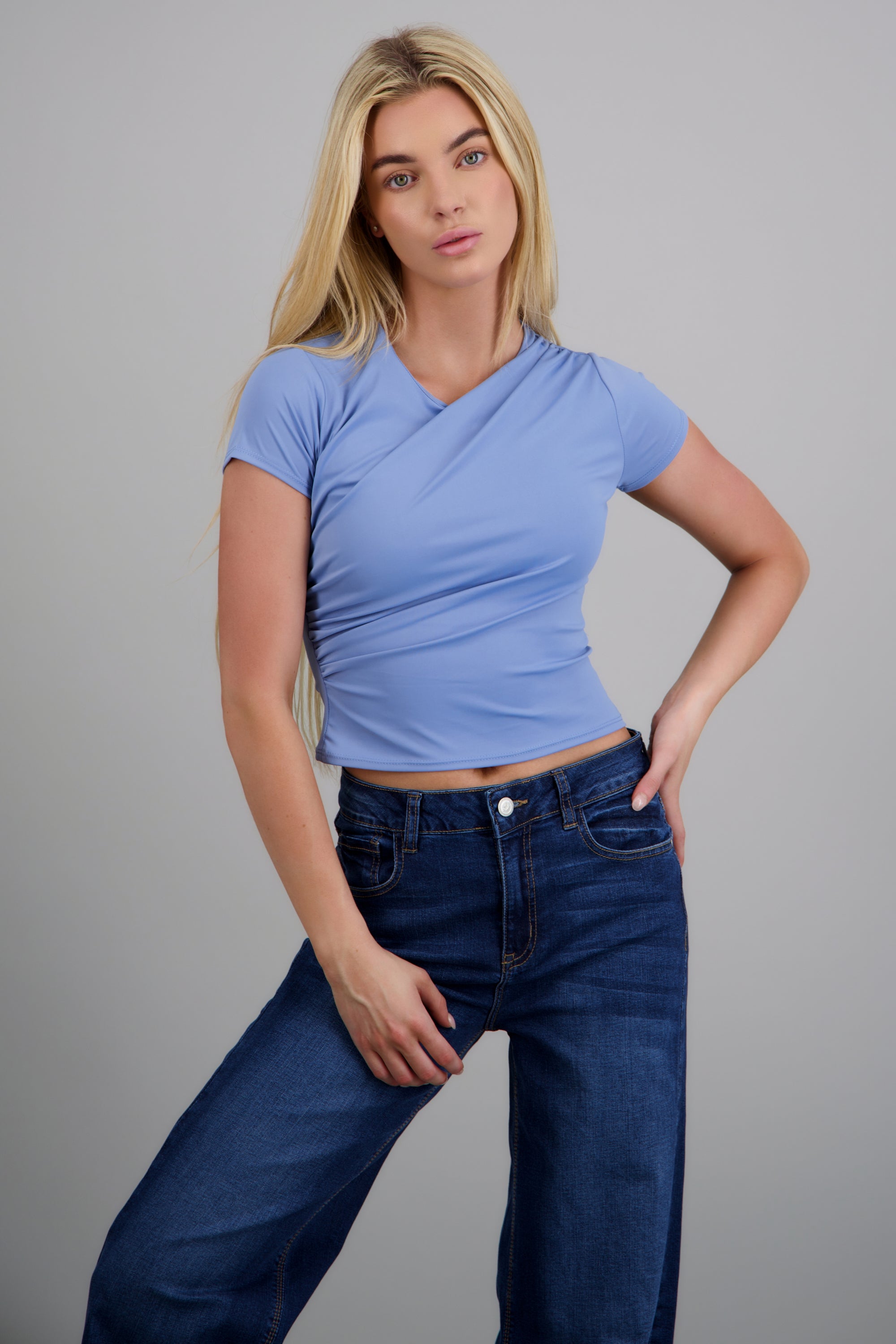 Playera manga corta con drapeado en hombro AZUL CIELO