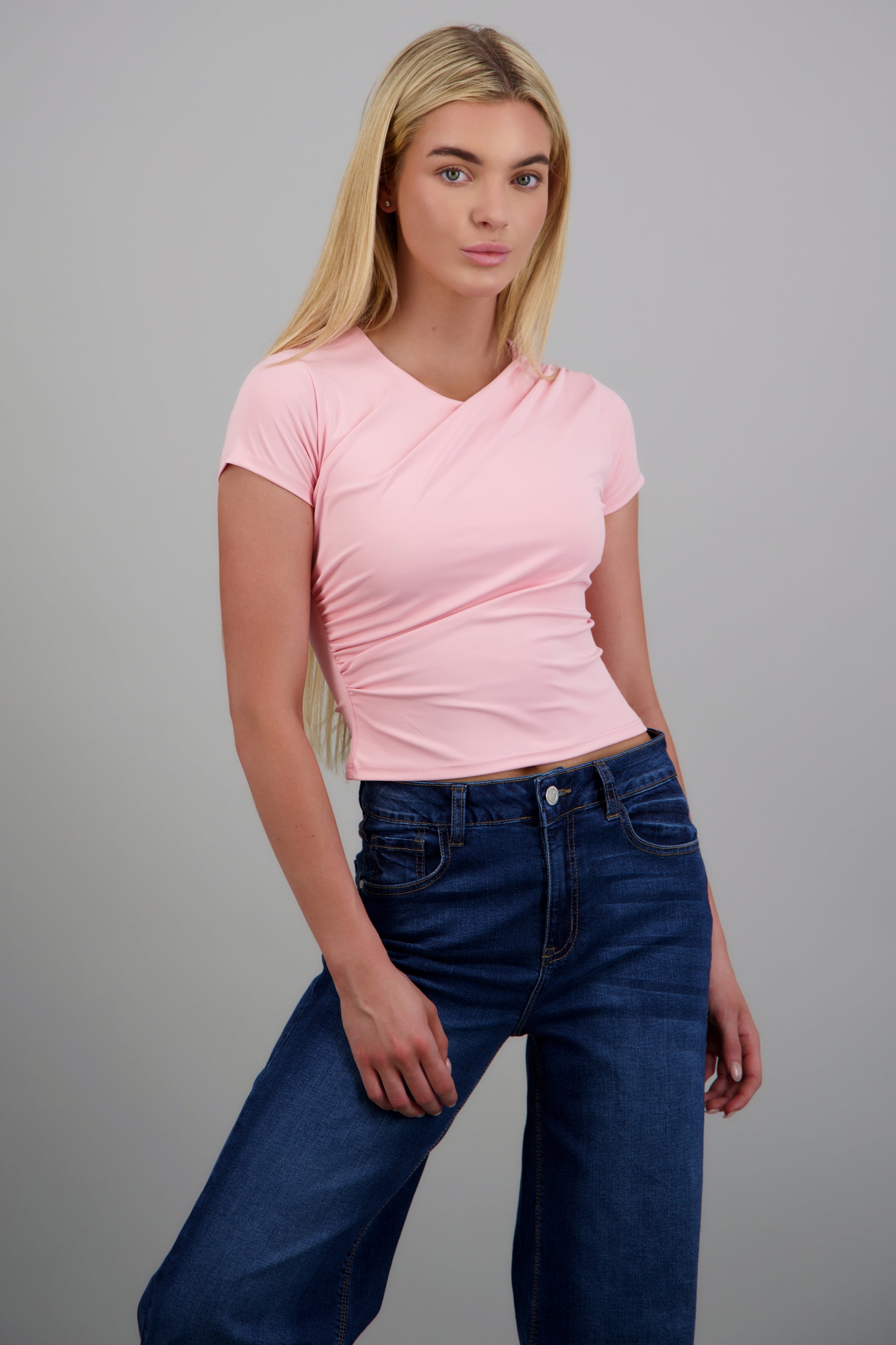 Playera manga corta con drapeado en hombro ROSA PASTEL