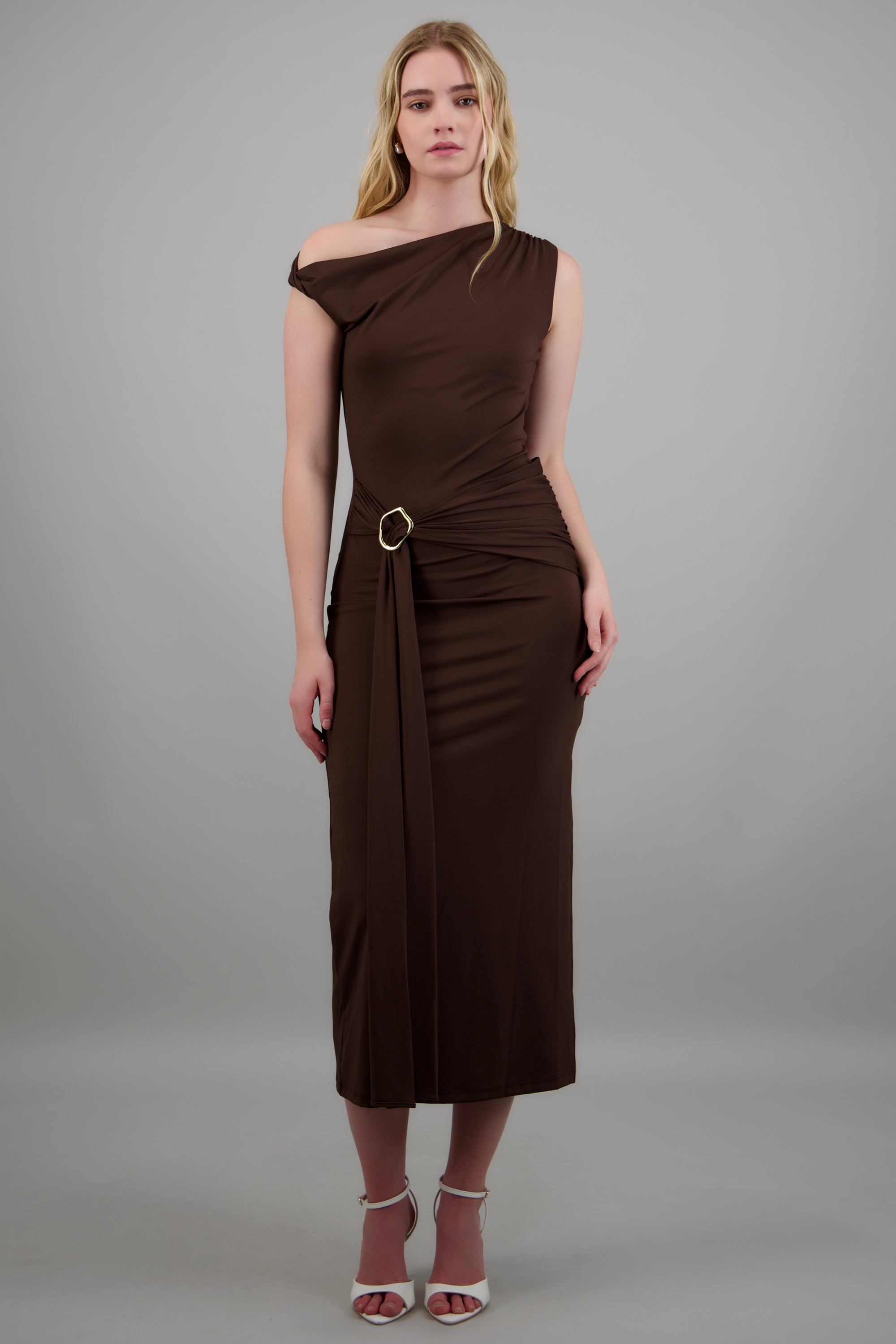Vestido midi hombro caido detalle cadera CHOCOLATE