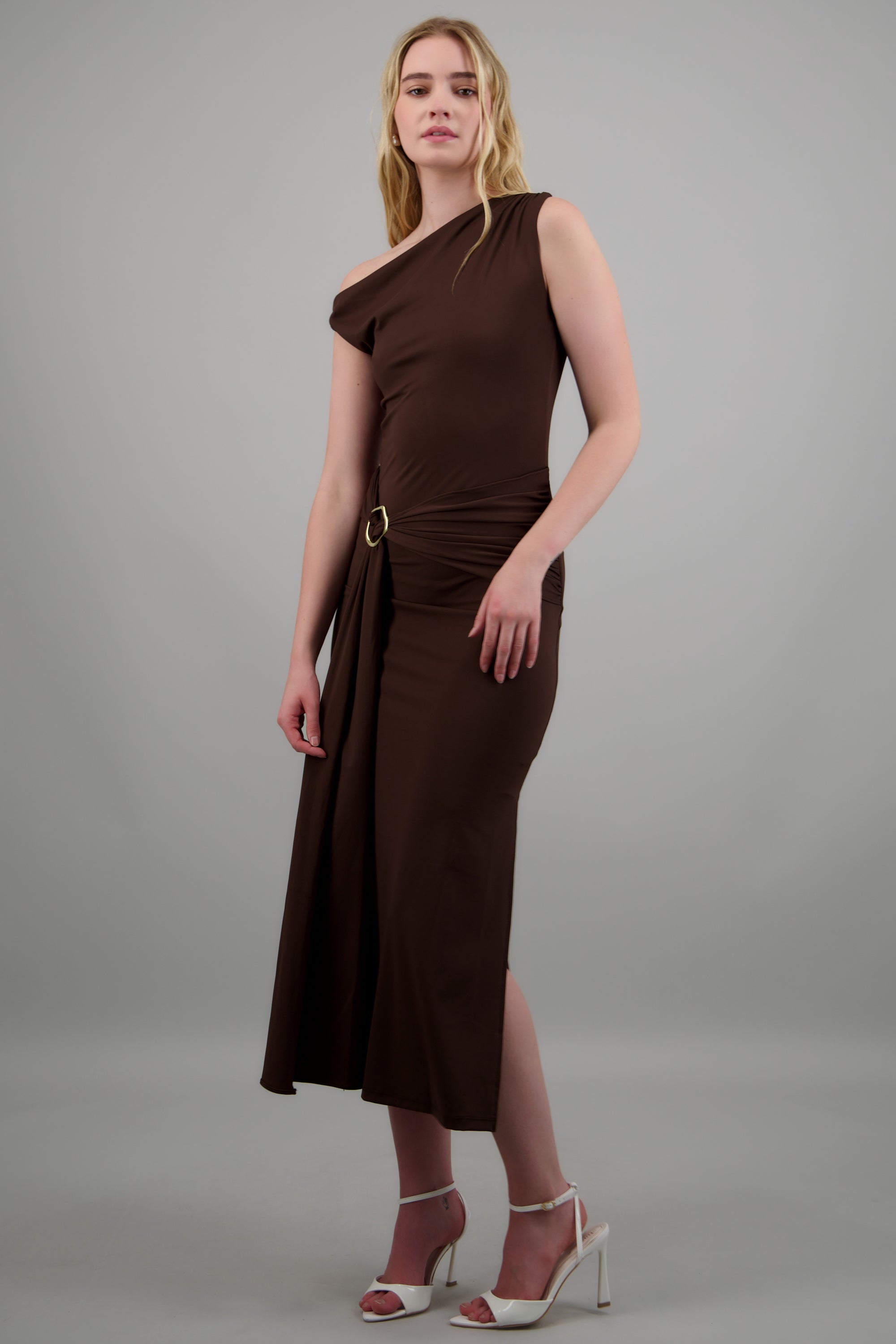 Vestido midi hombro caido detalle cadera CHOCOLATE