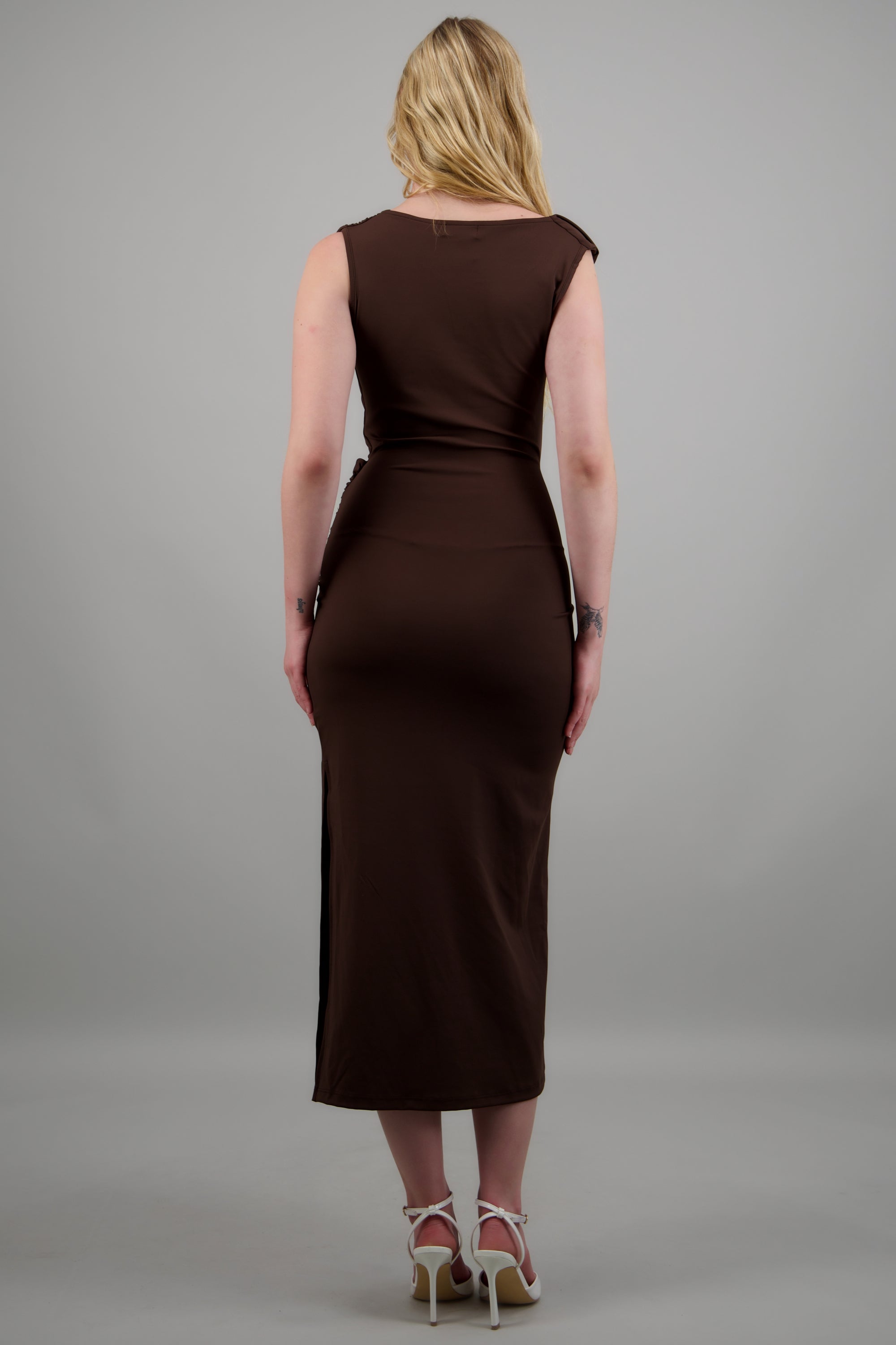 Vestido midi hombro caido detalle cadera CHOCOLATE