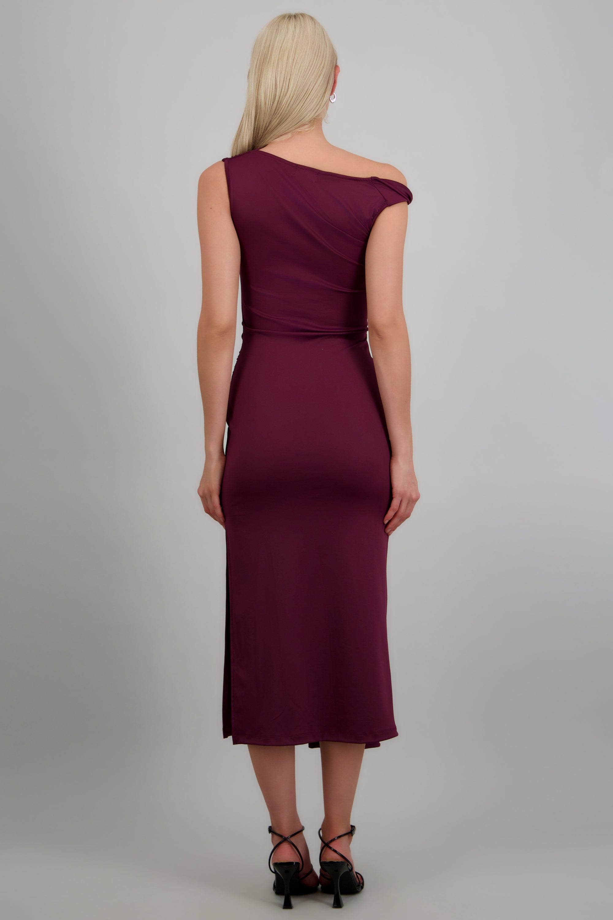 Vestido midi hombro caido detalle cadera VINO