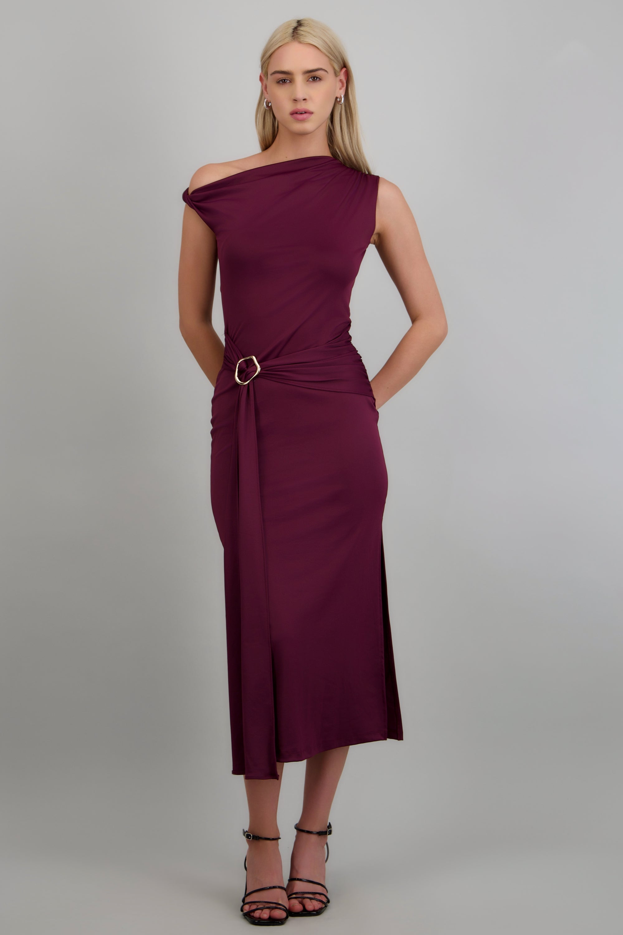Vestido midi hombro caido detalle cadera VINO