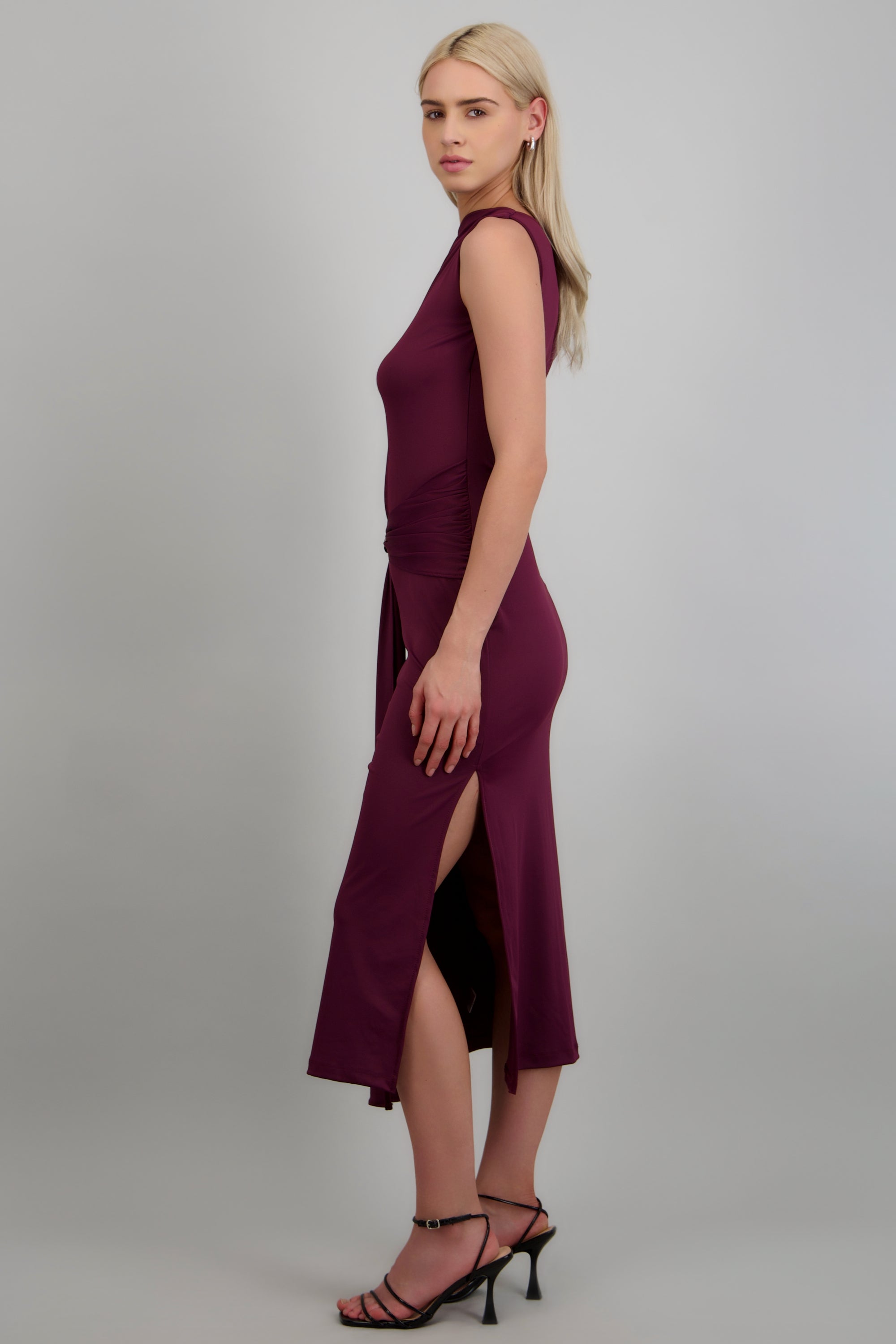 Vestido midi hombro caido detalle cadera VINO