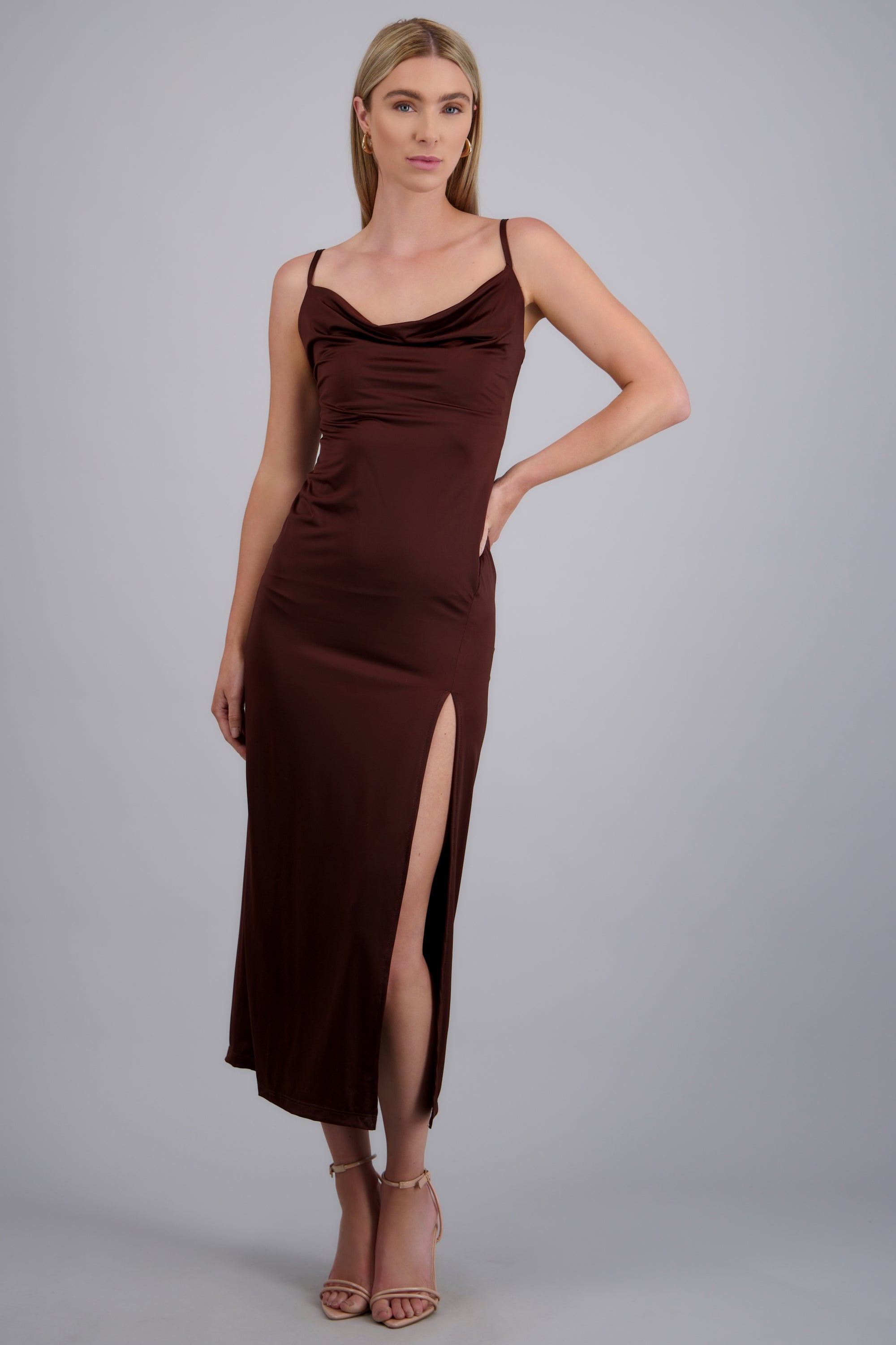 Vestido escote columpio abertura CHOCOLATE