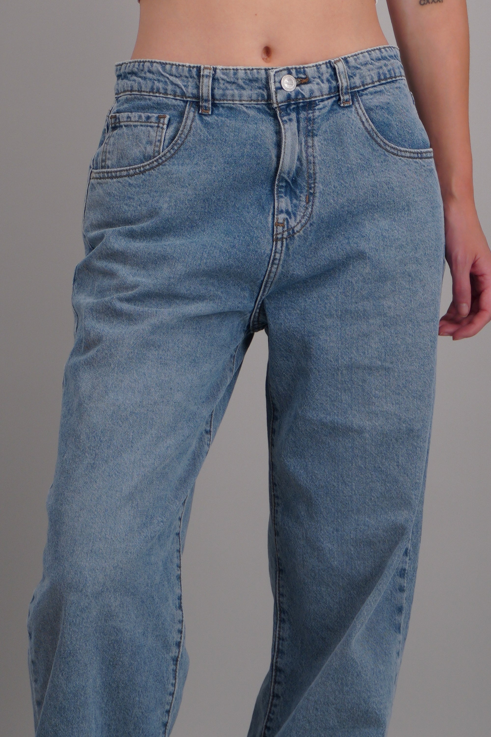 Jeans wide leg mini dobladillo LIGHT WASH