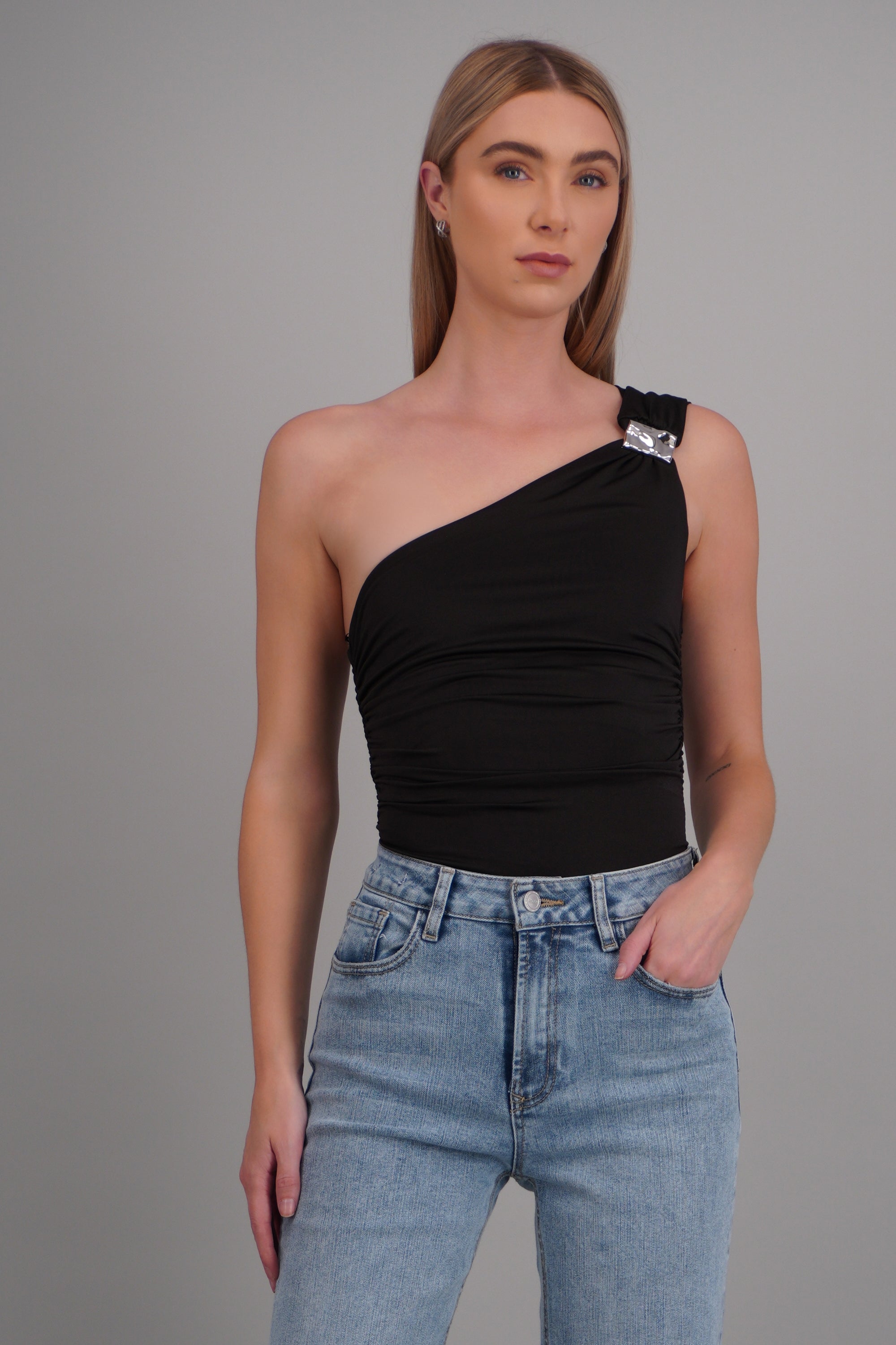Body one shoulder detalle argolla NEGRO