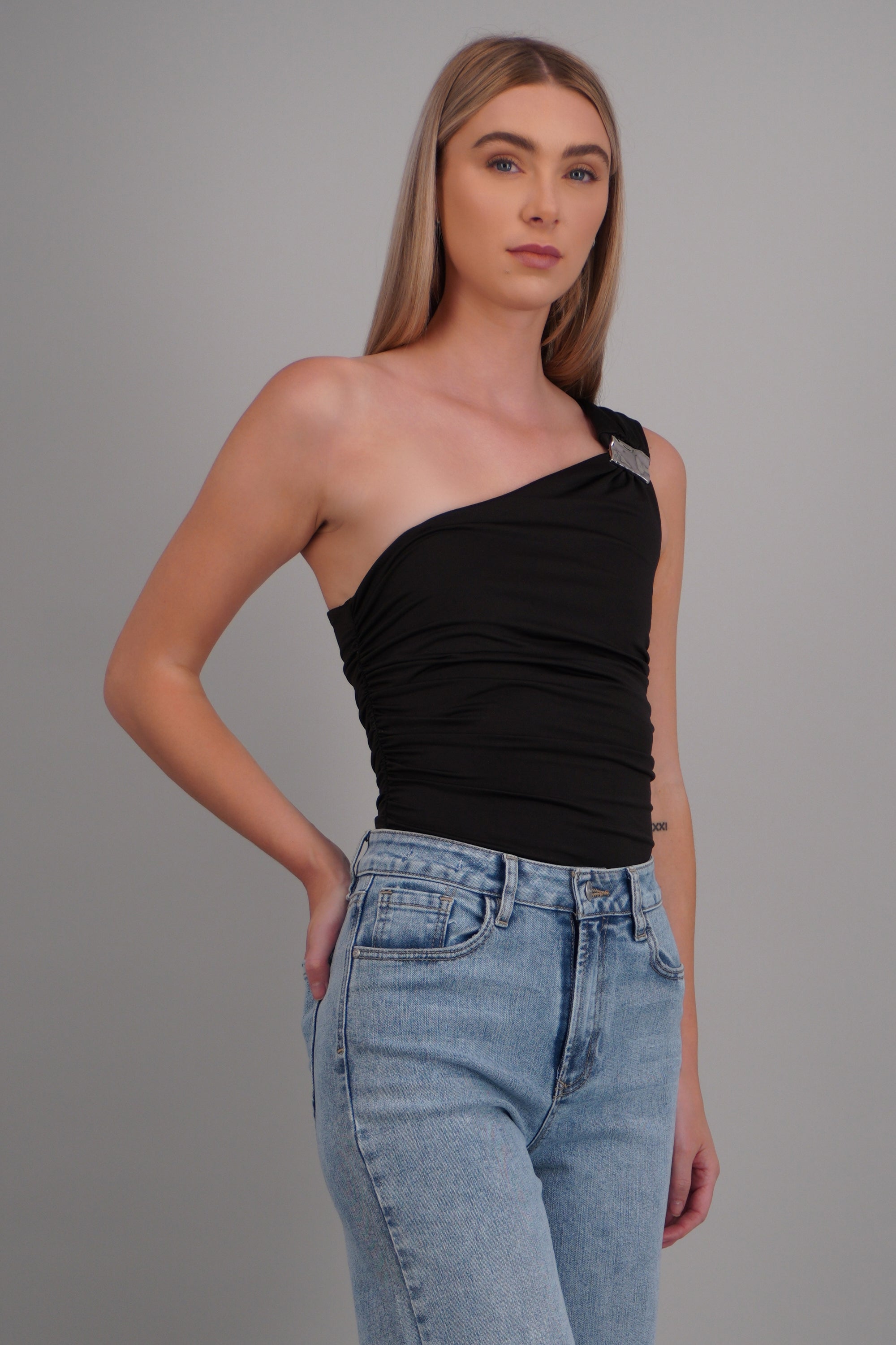 Body one shoulder detalle argolla NEGRO