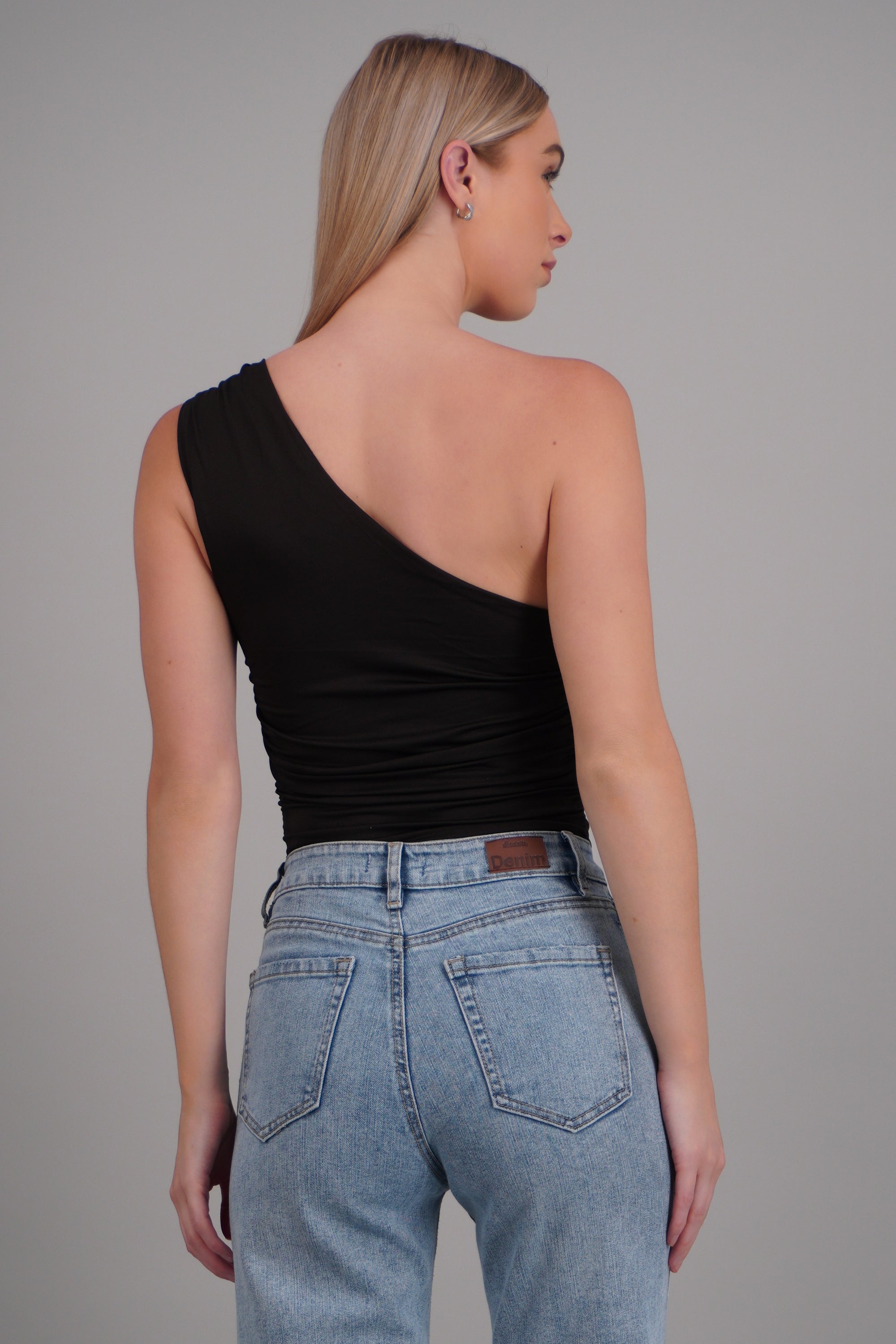 Body one shoulder detalle argolla NEGRO