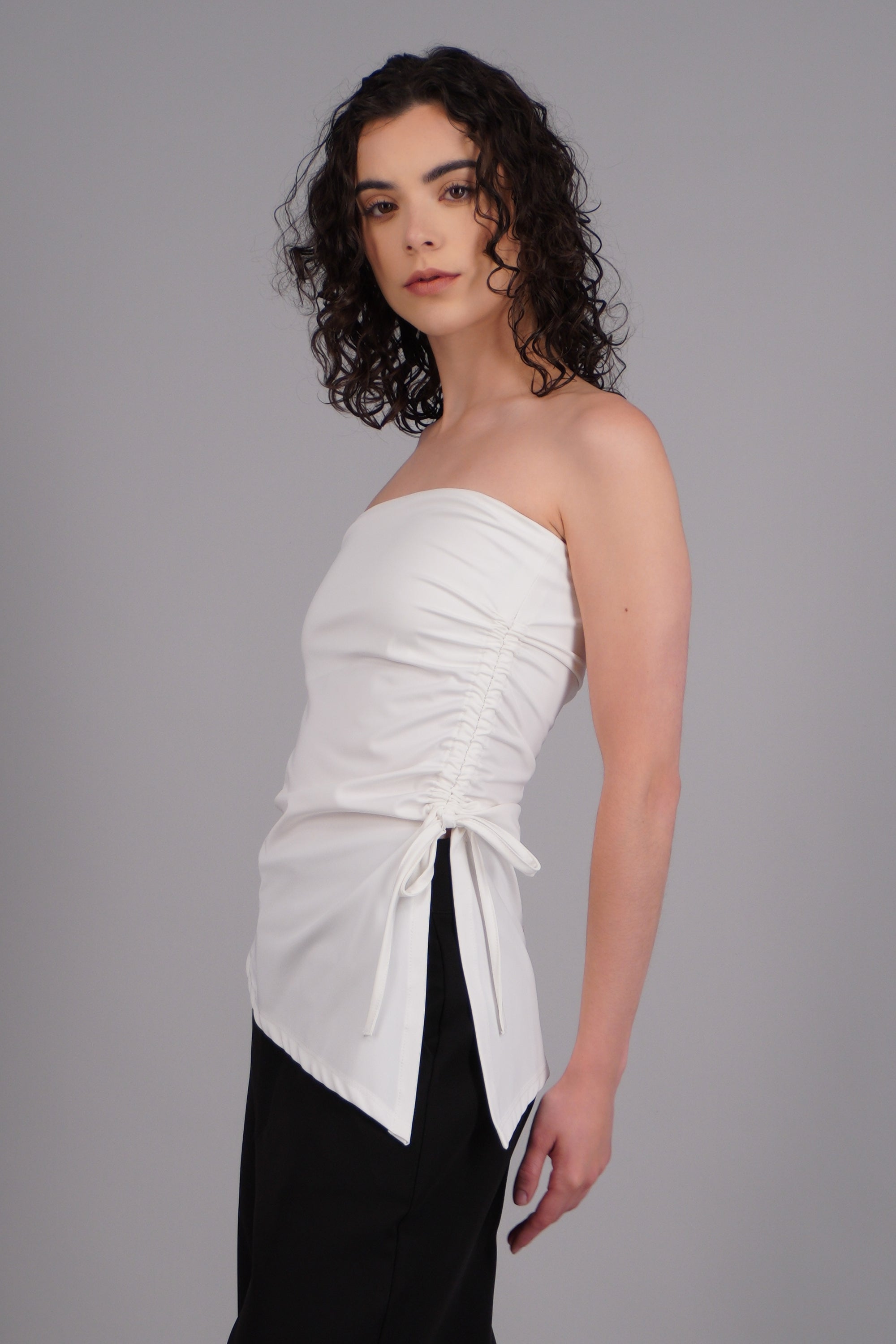 Top strapless caida asimétrica jareta HUESO