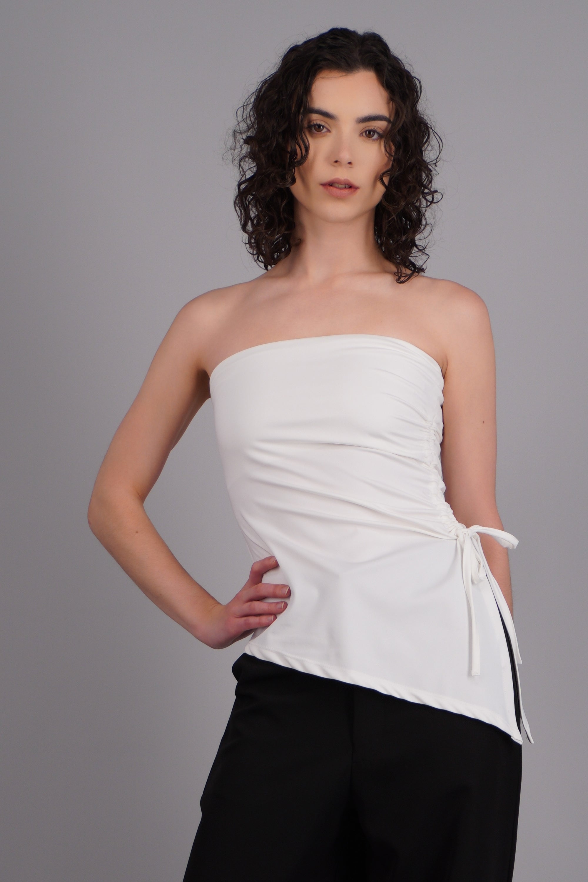 Top strapless caida asimétrica jareta HUESO