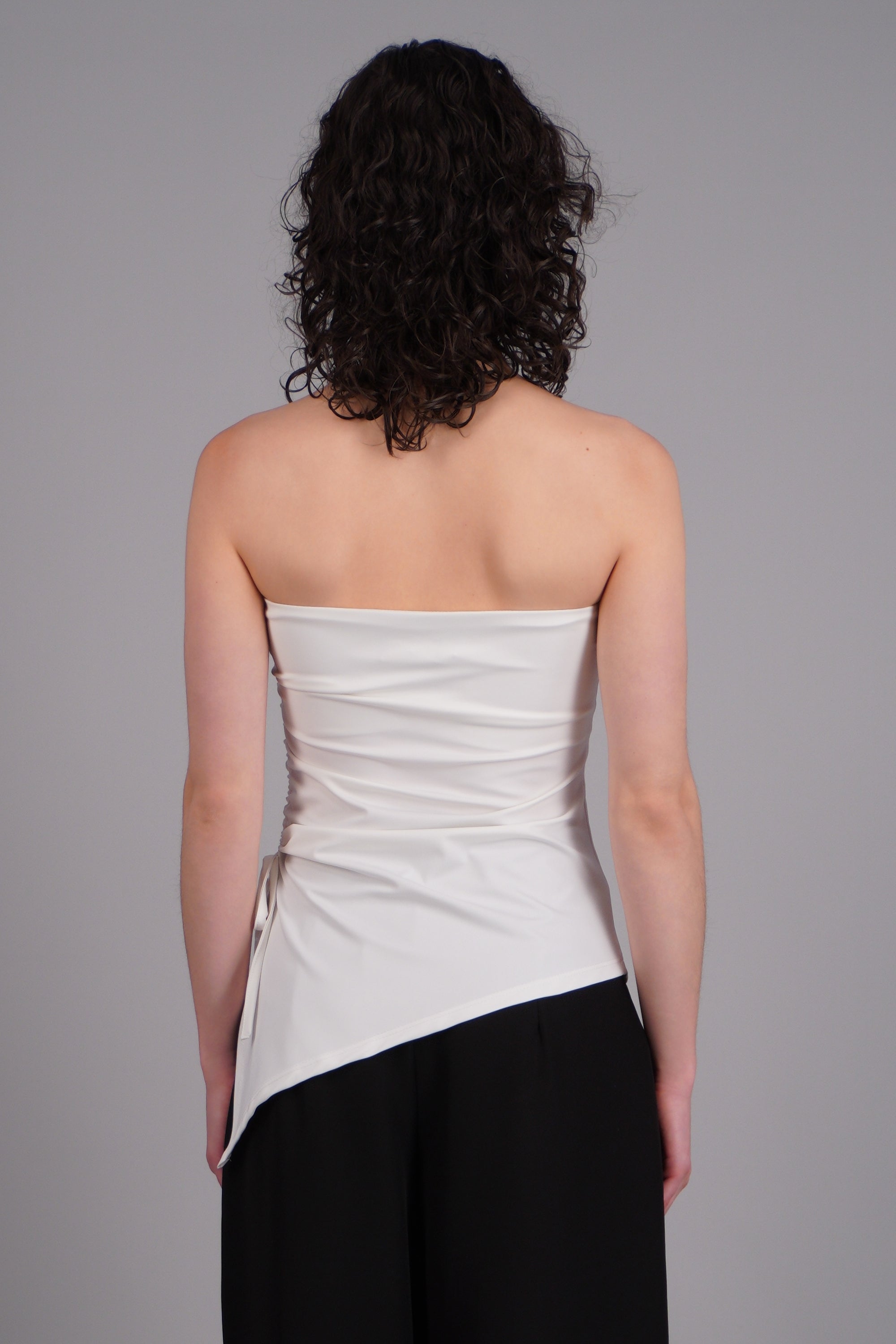 Top strapless caida asimétrica jareta HUESO