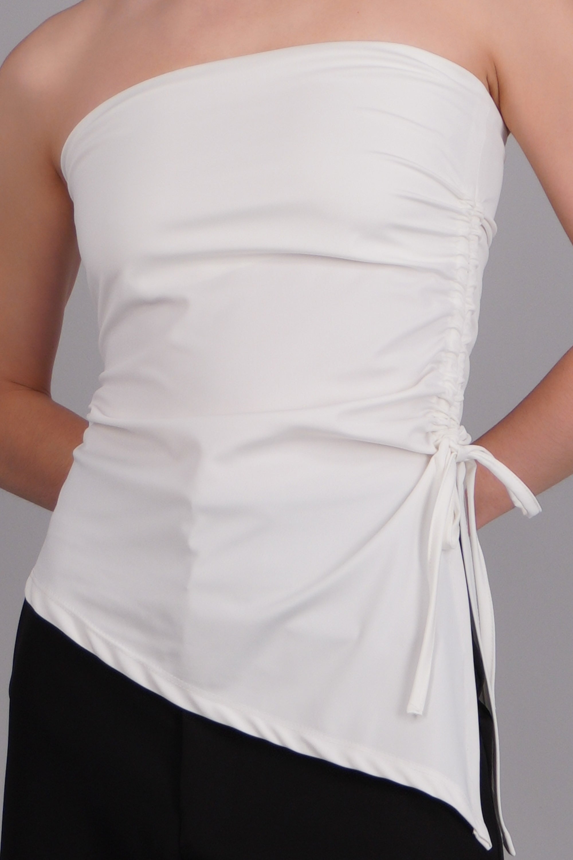 Top strapless caida asimétrica jareta HUESO