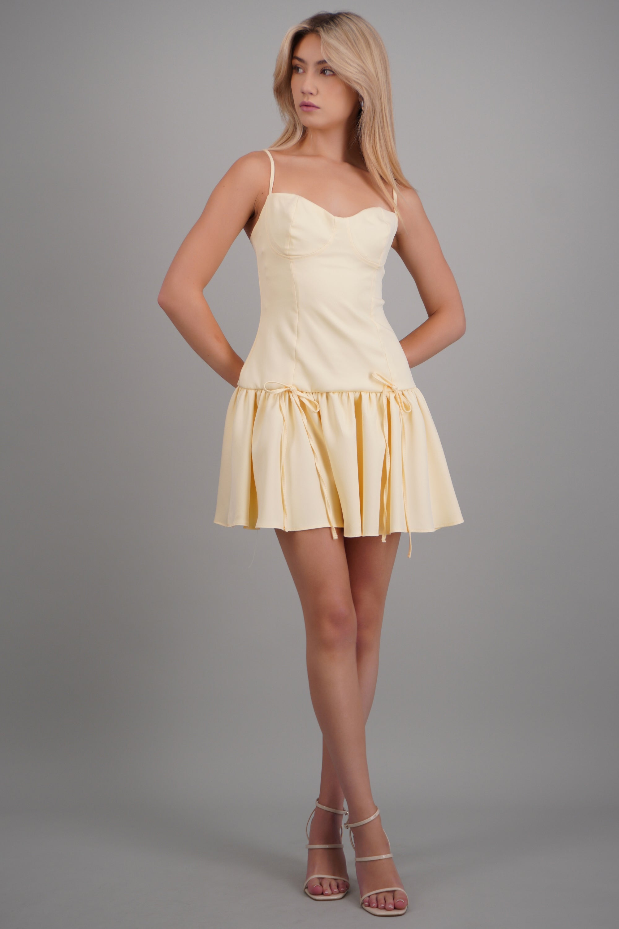 Vestido mini copas detalle moños AMARILLO PASTEL