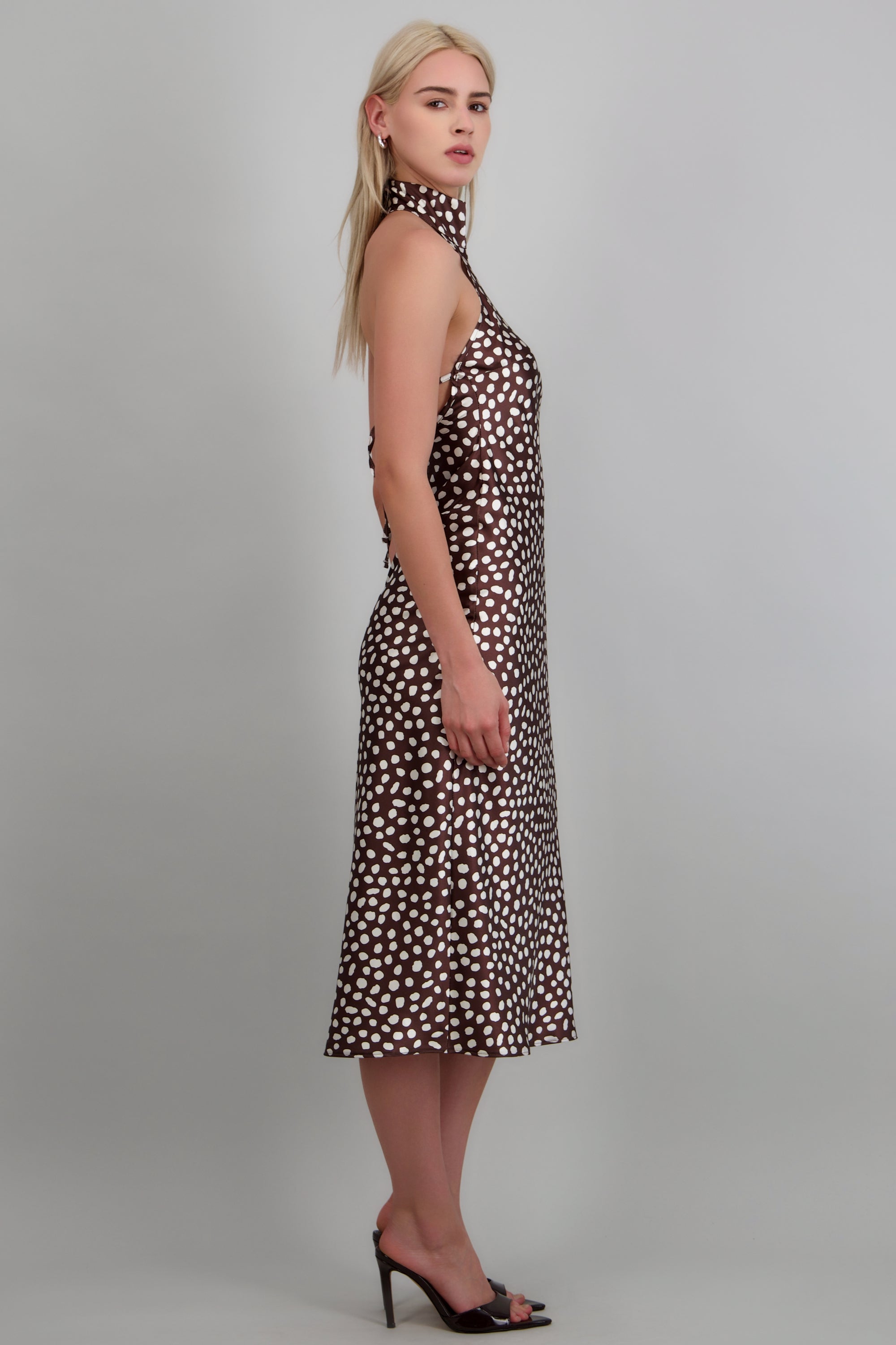Vestido cuello alto amarre espalda polka dots CHOCOLATE