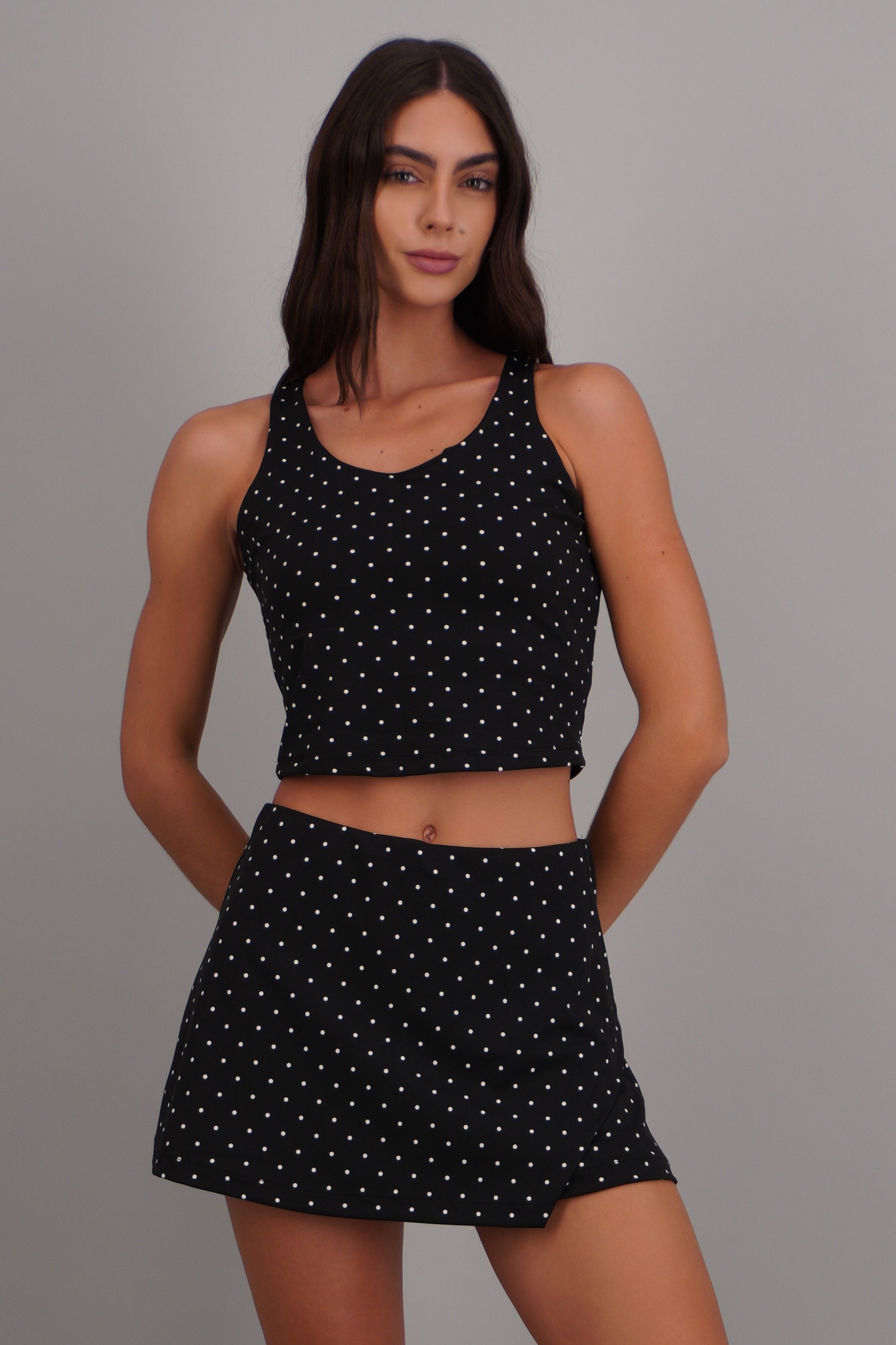 Top deportivo espalda cruzada polka dots NEGRO COMBO