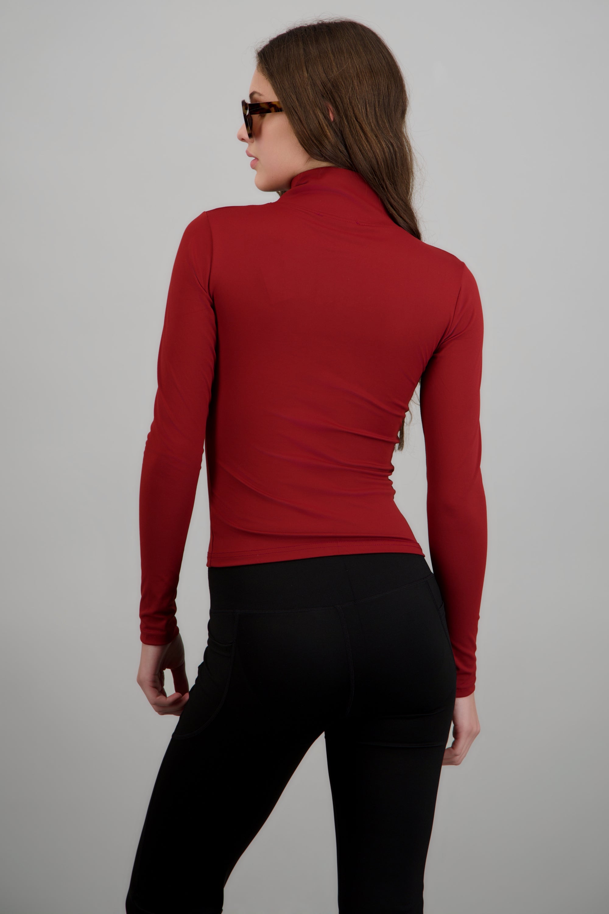 Chamarra deportiva detalle costuras CIRUELA