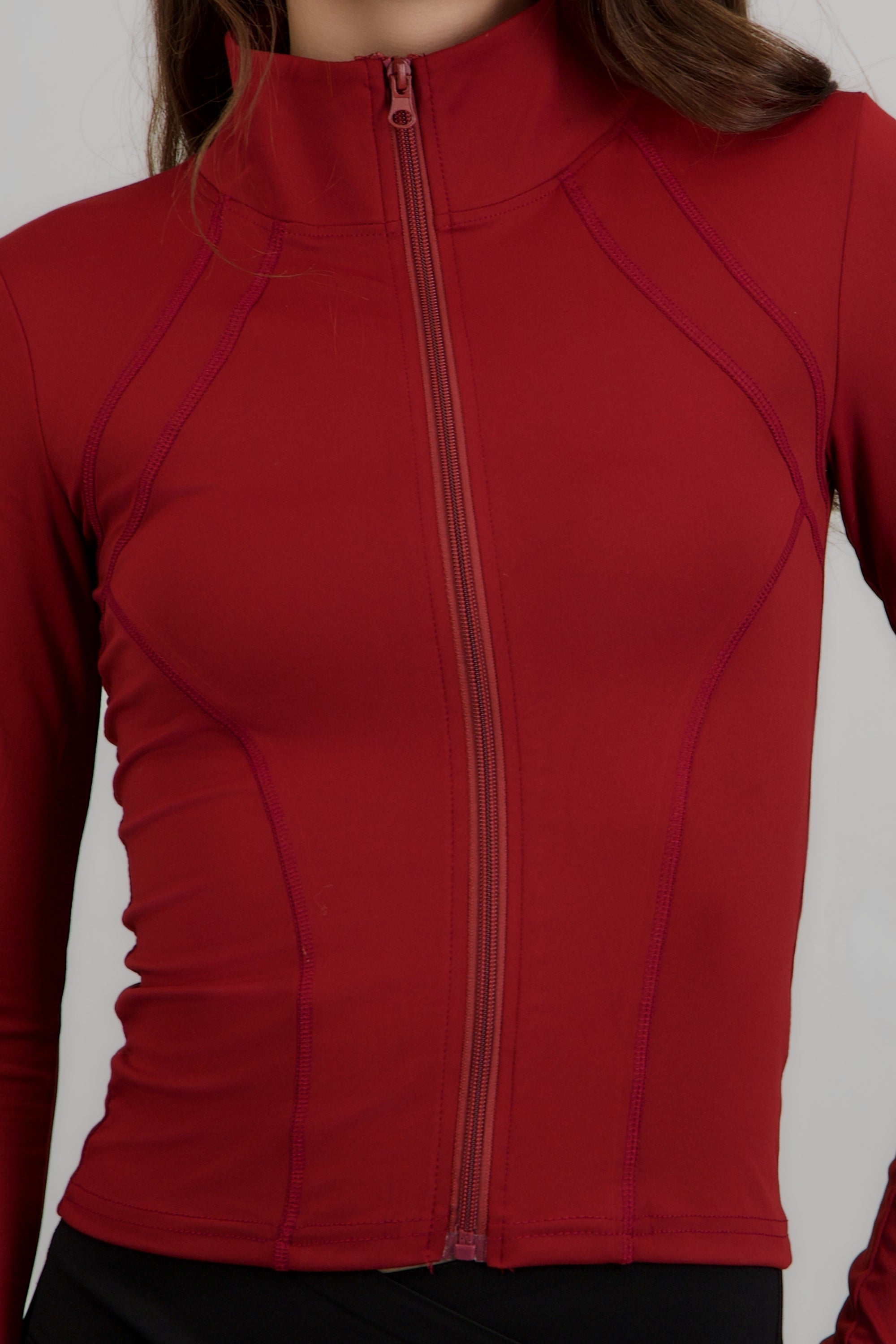 Chamarra deportiva detalle costuras CIRUELA