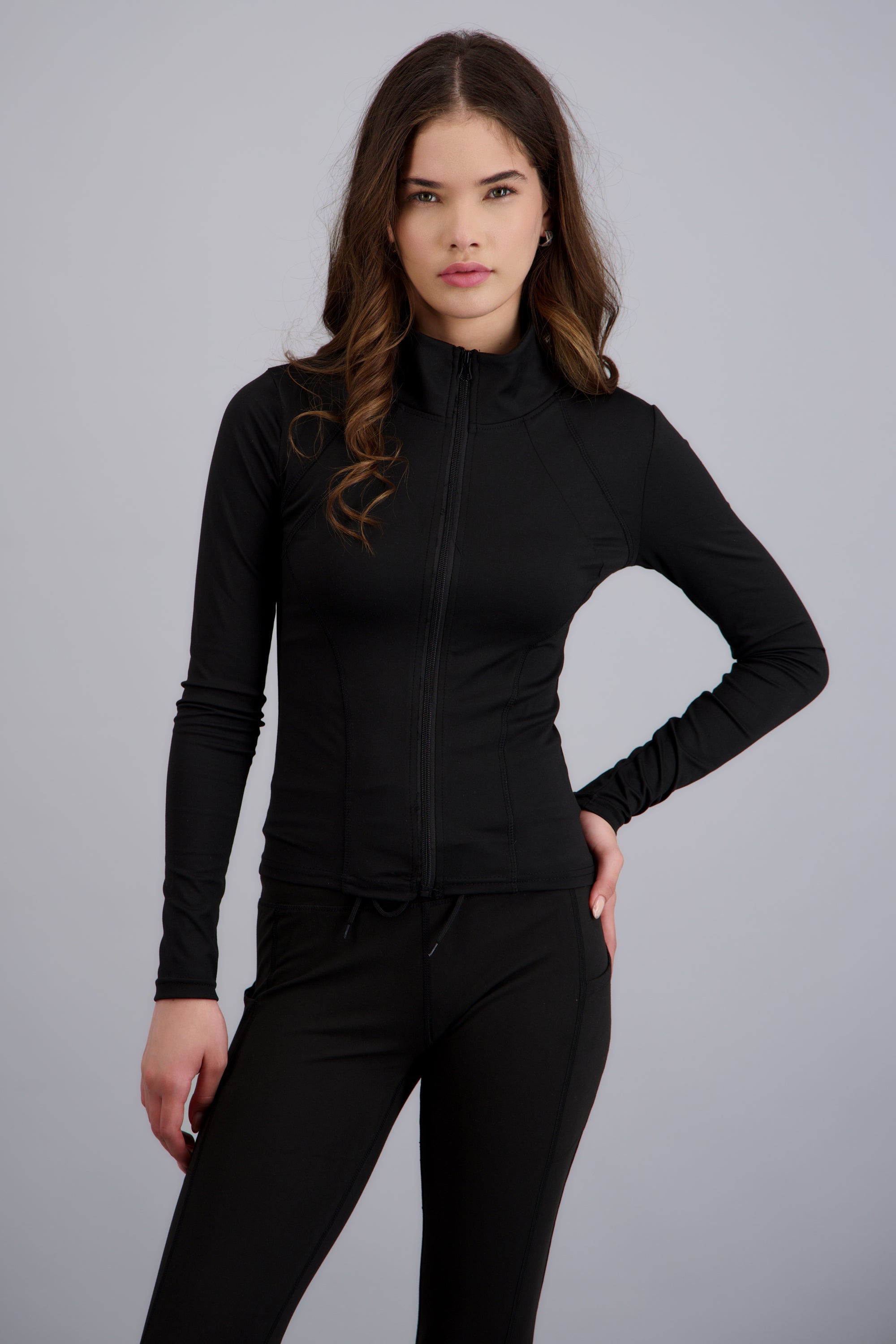 Chamarra deportiva detalle costuras NEGRO